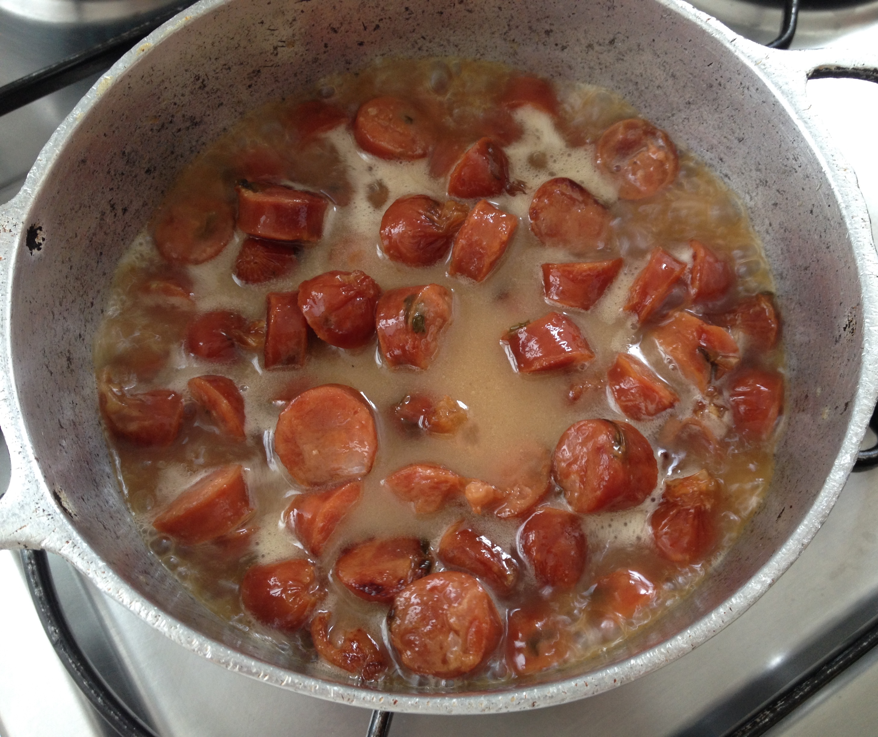 Cozinhe a linguiça na cidra