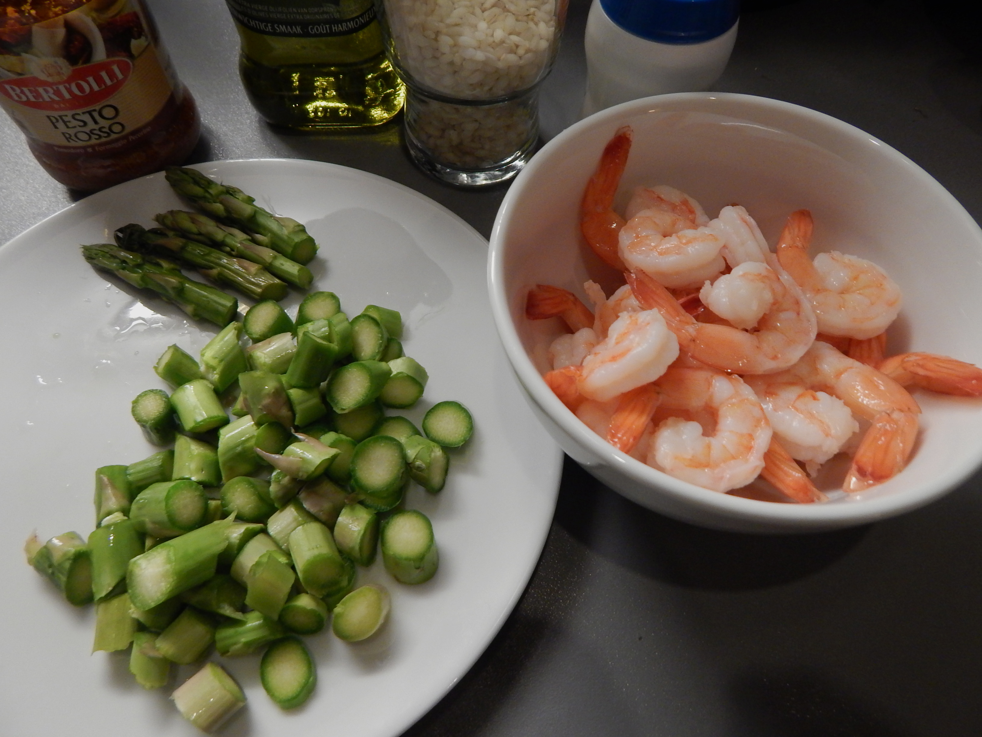 Corte os aspargos e tempere o camarão