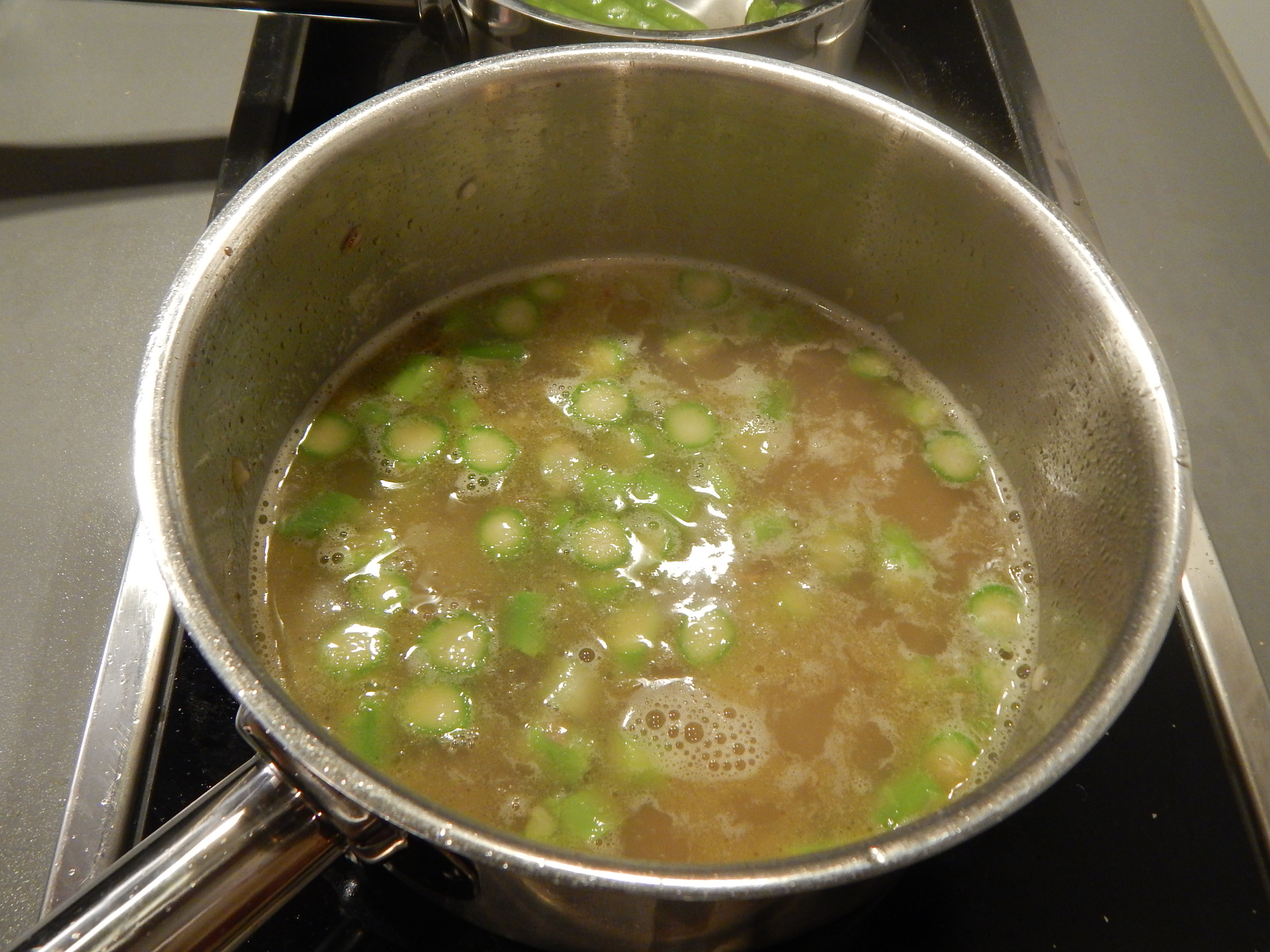 os aspargos e a água fervendo