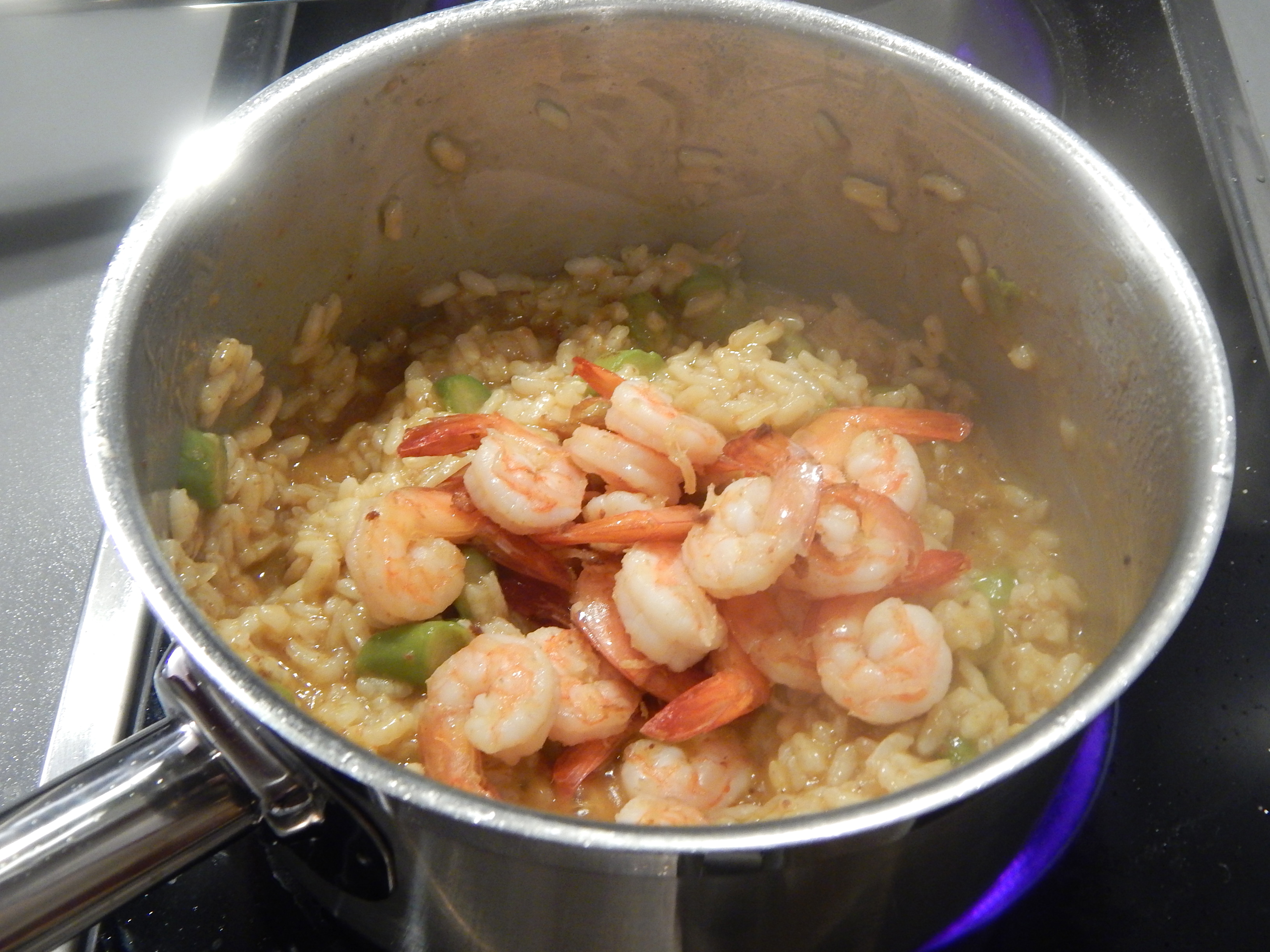 Junte os camarões já fritos