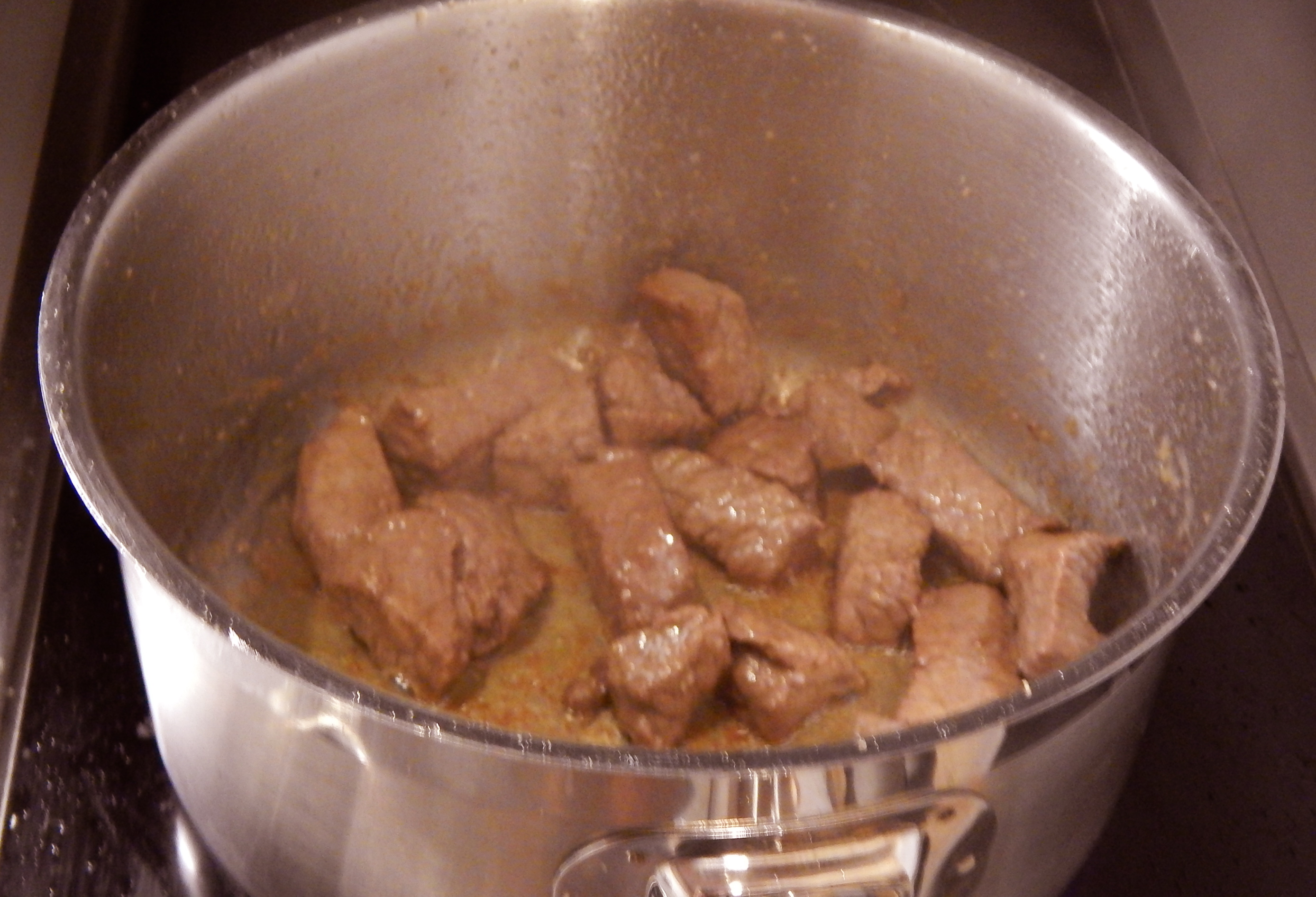 Escorra e frite a carne no azeite