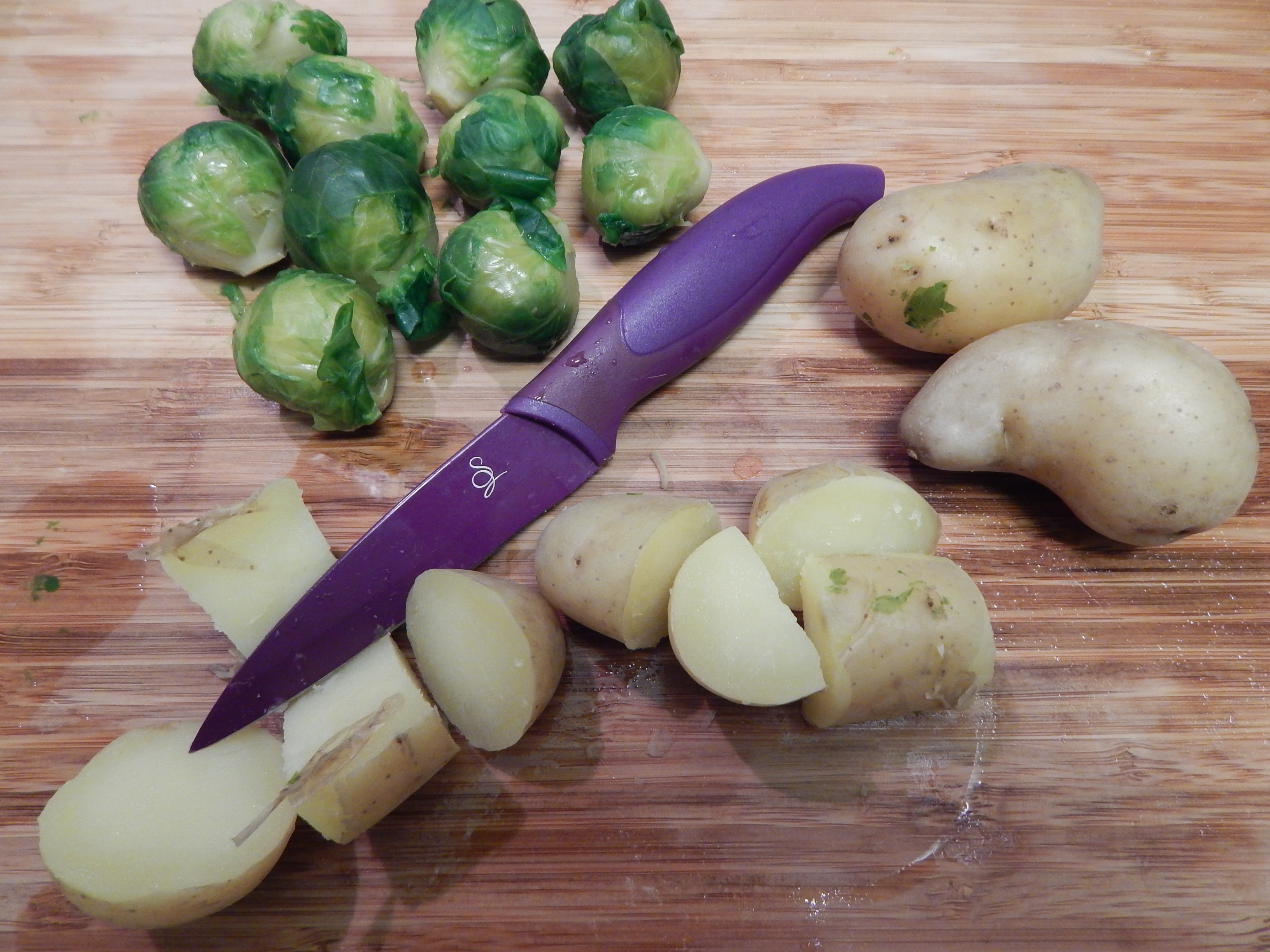 corte as batatas. afervente os dois