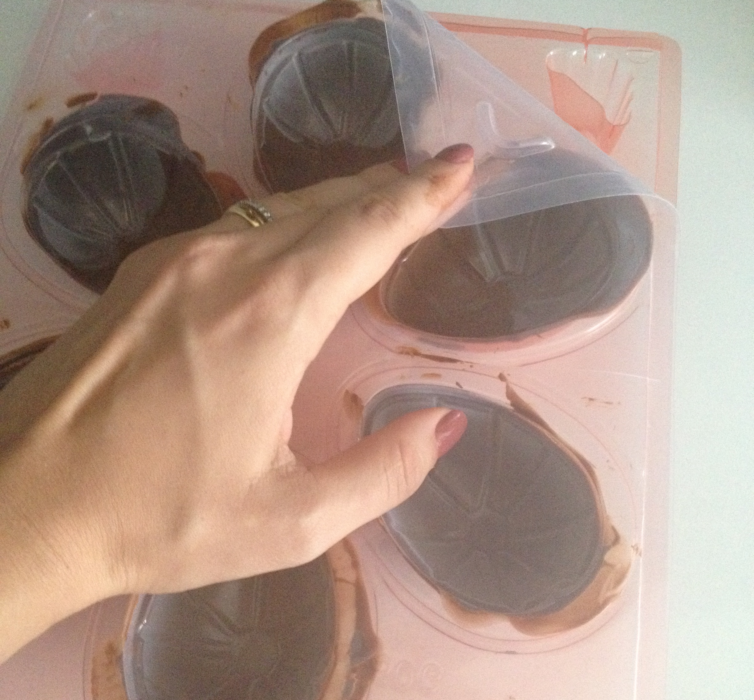 Retire a forma de cima pelas laterais