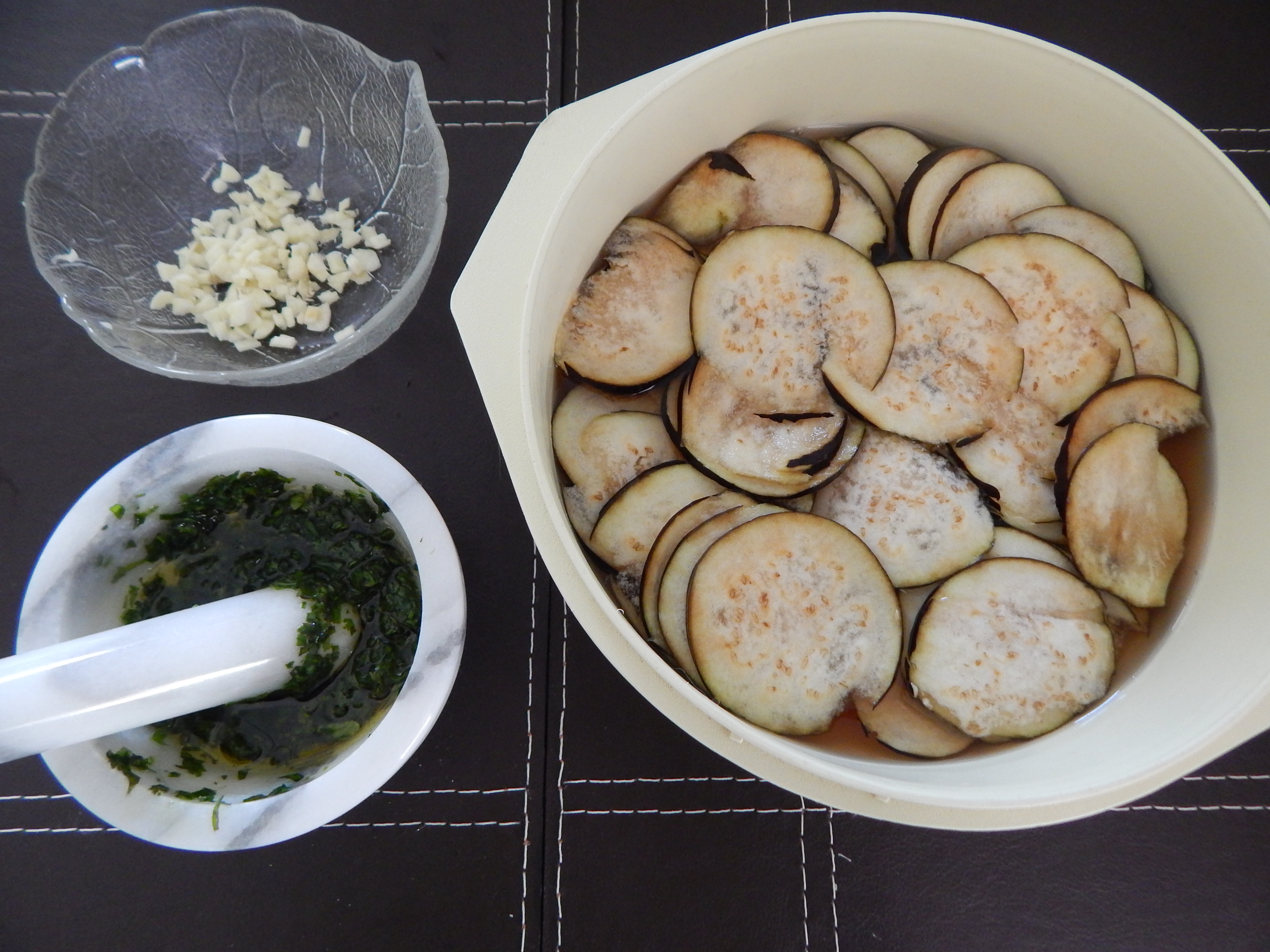 Beringela fatiada, alho picado e pesto