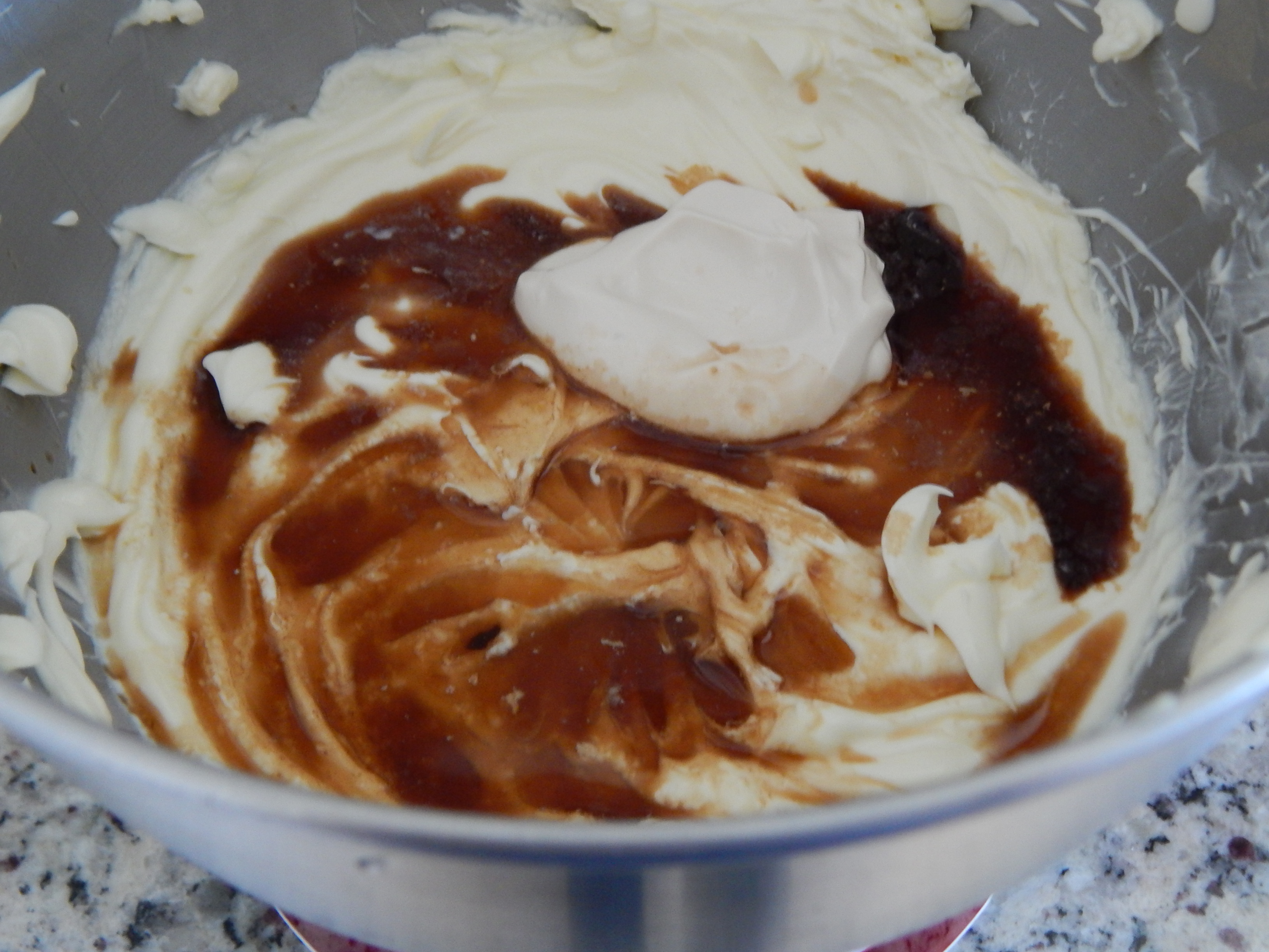 junte baunilha, creme de leite e suco de limão