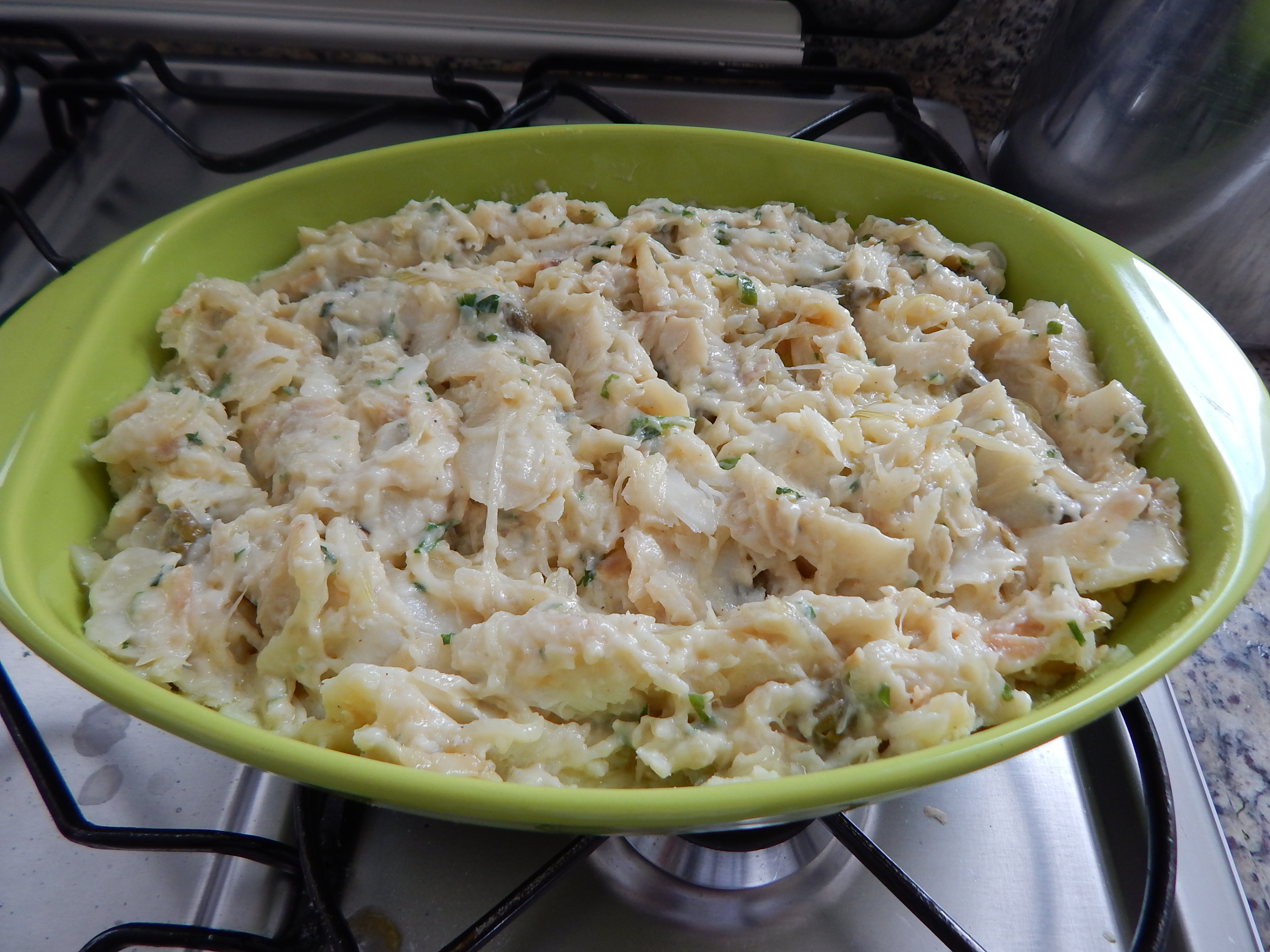 Acrescente o creme com o bacalhau misturado
