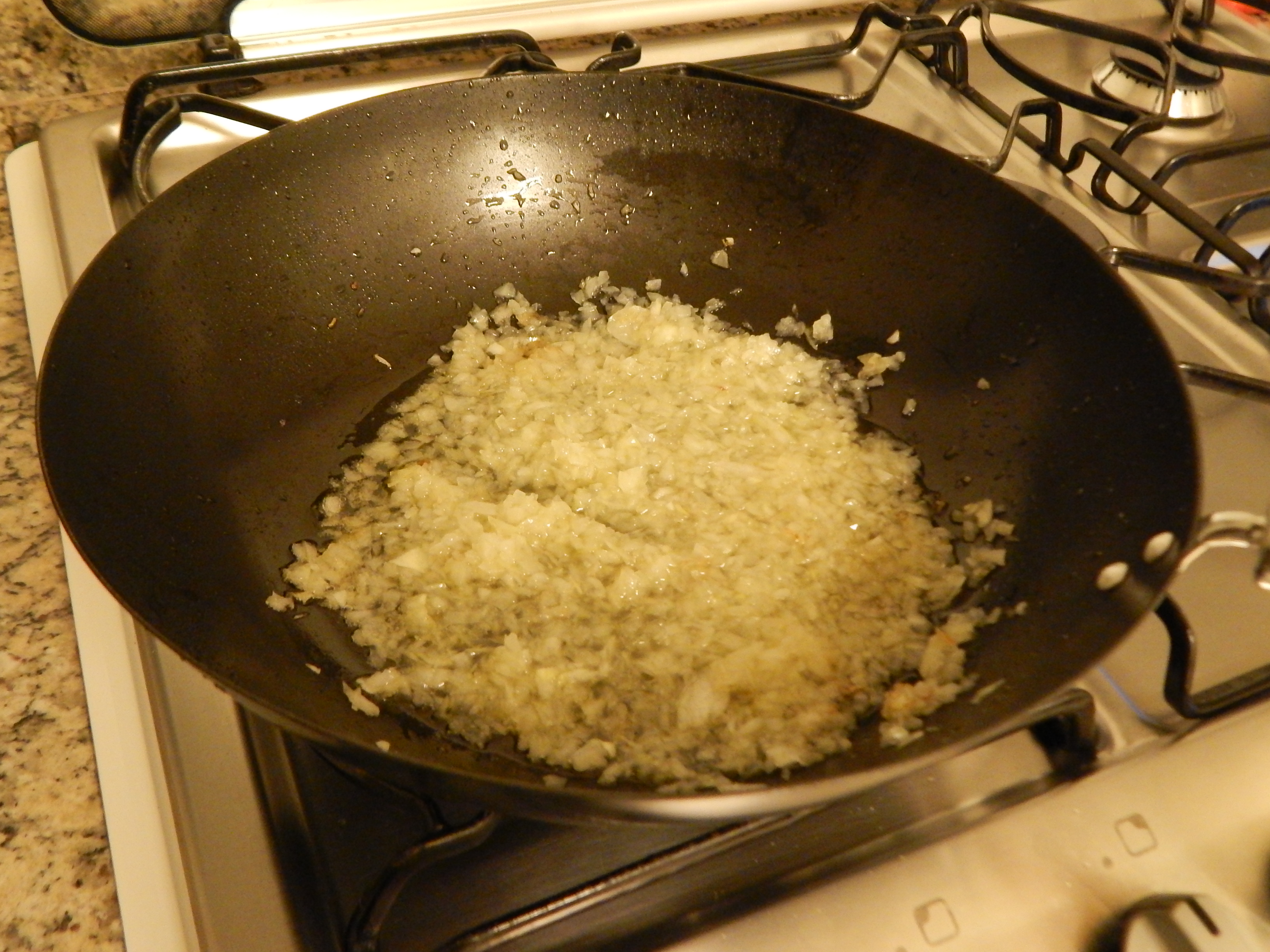 Doure a cebola e o alho