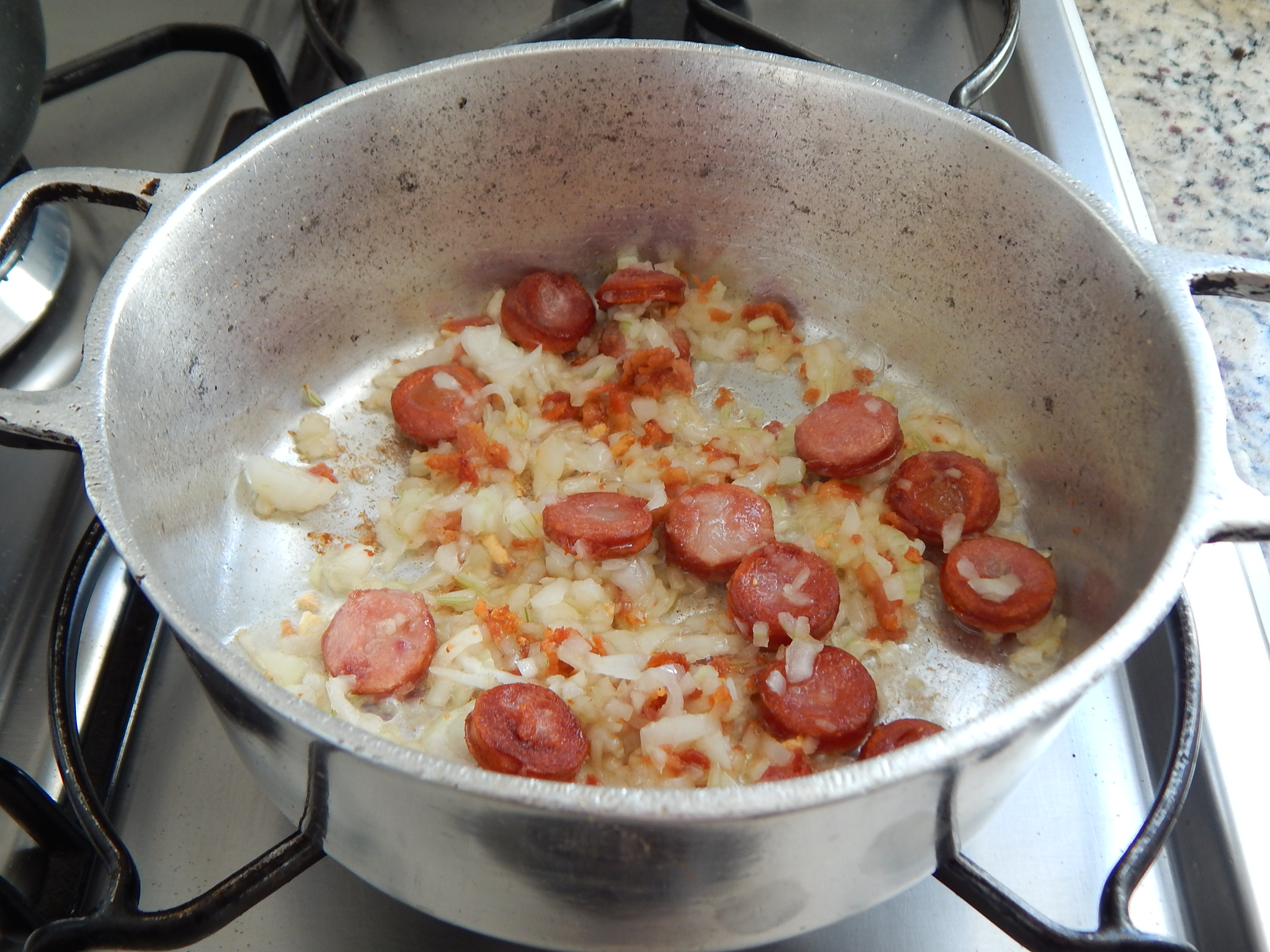 Frite bacon, cebola, sal com alho e linguiça