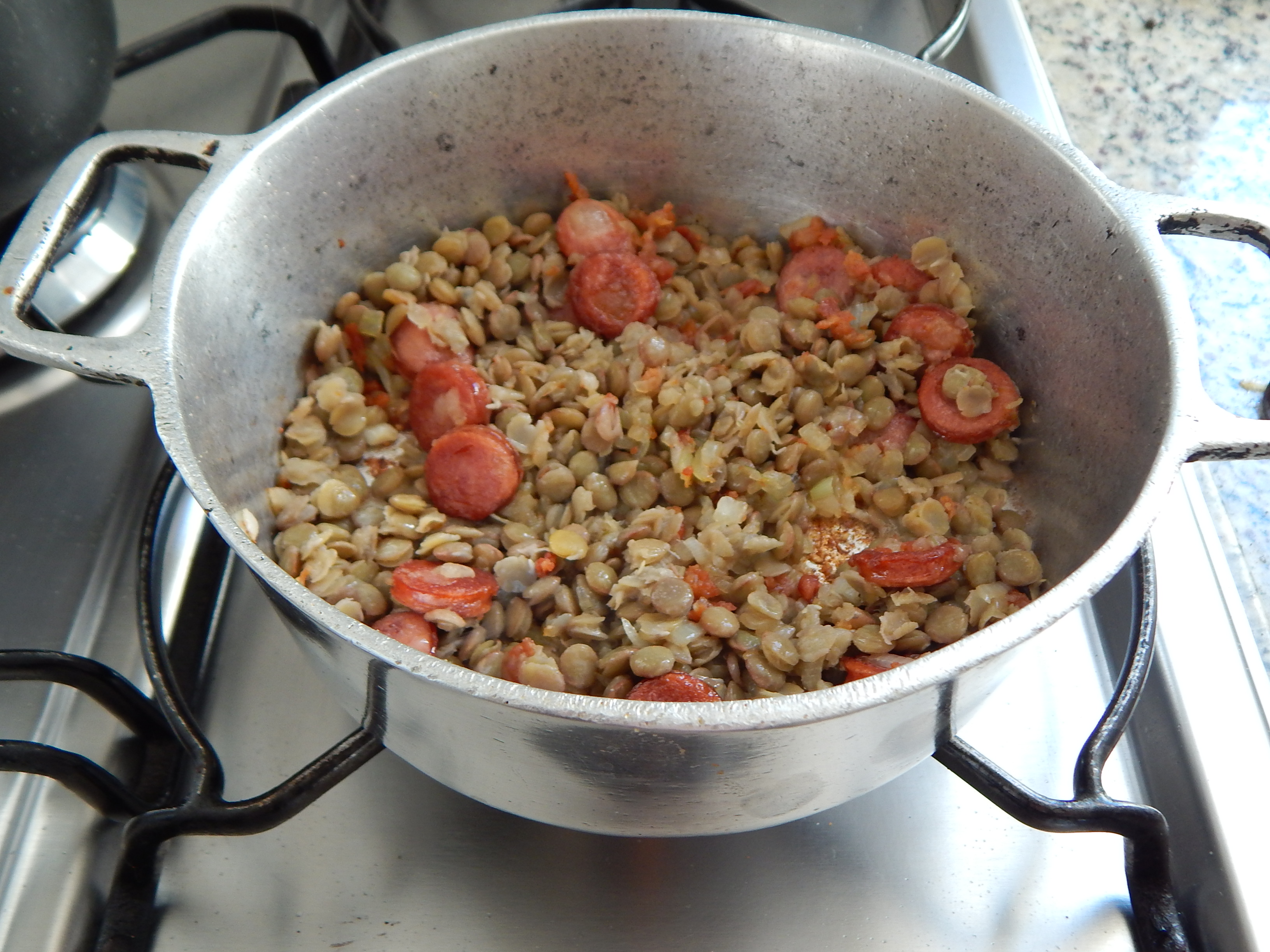 Junte as lentilhas e água quente