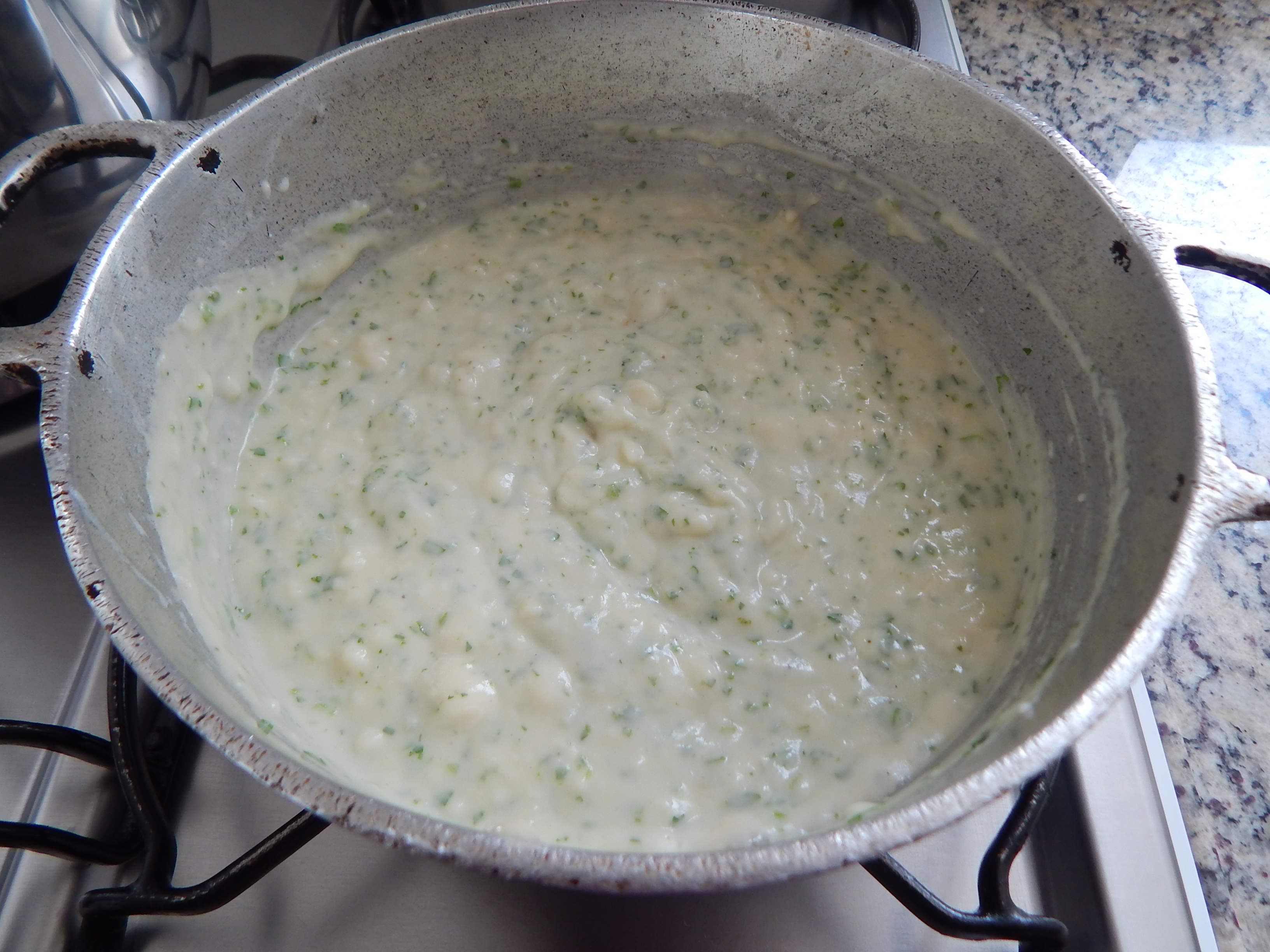 Junte o queijo e as ervas