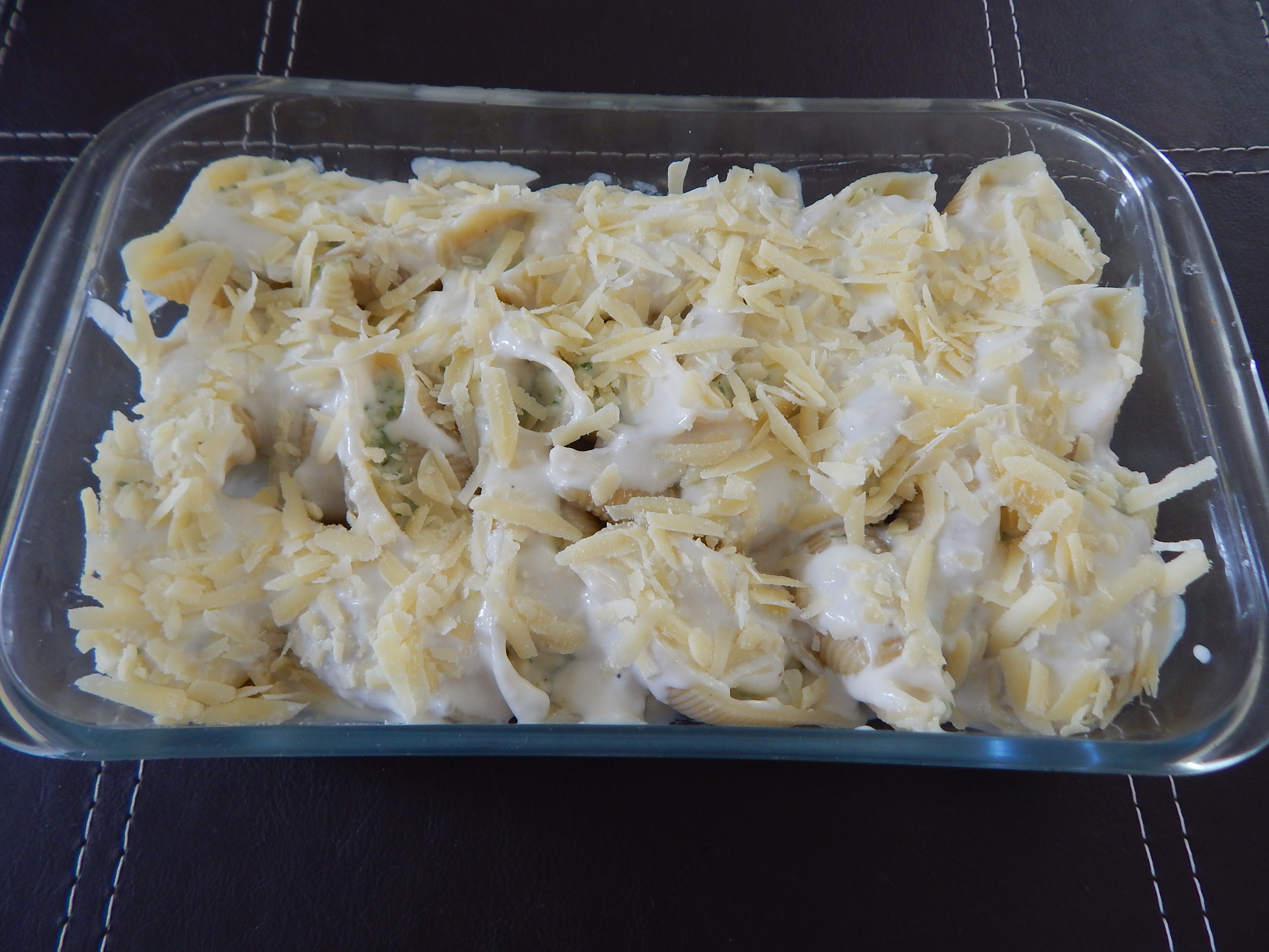 Cubra com o creme e o queijo