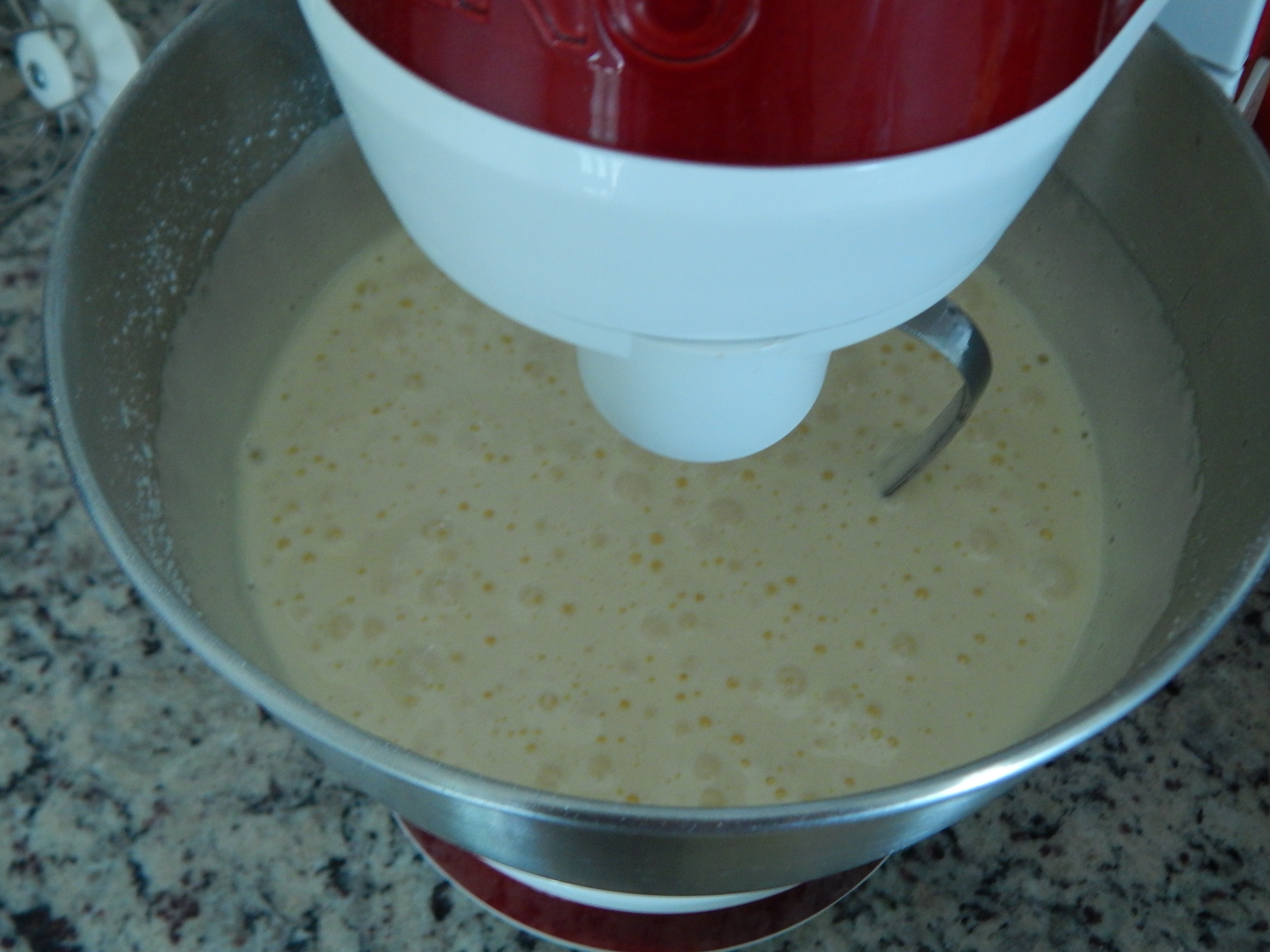 Bata os ovos e o açúcar