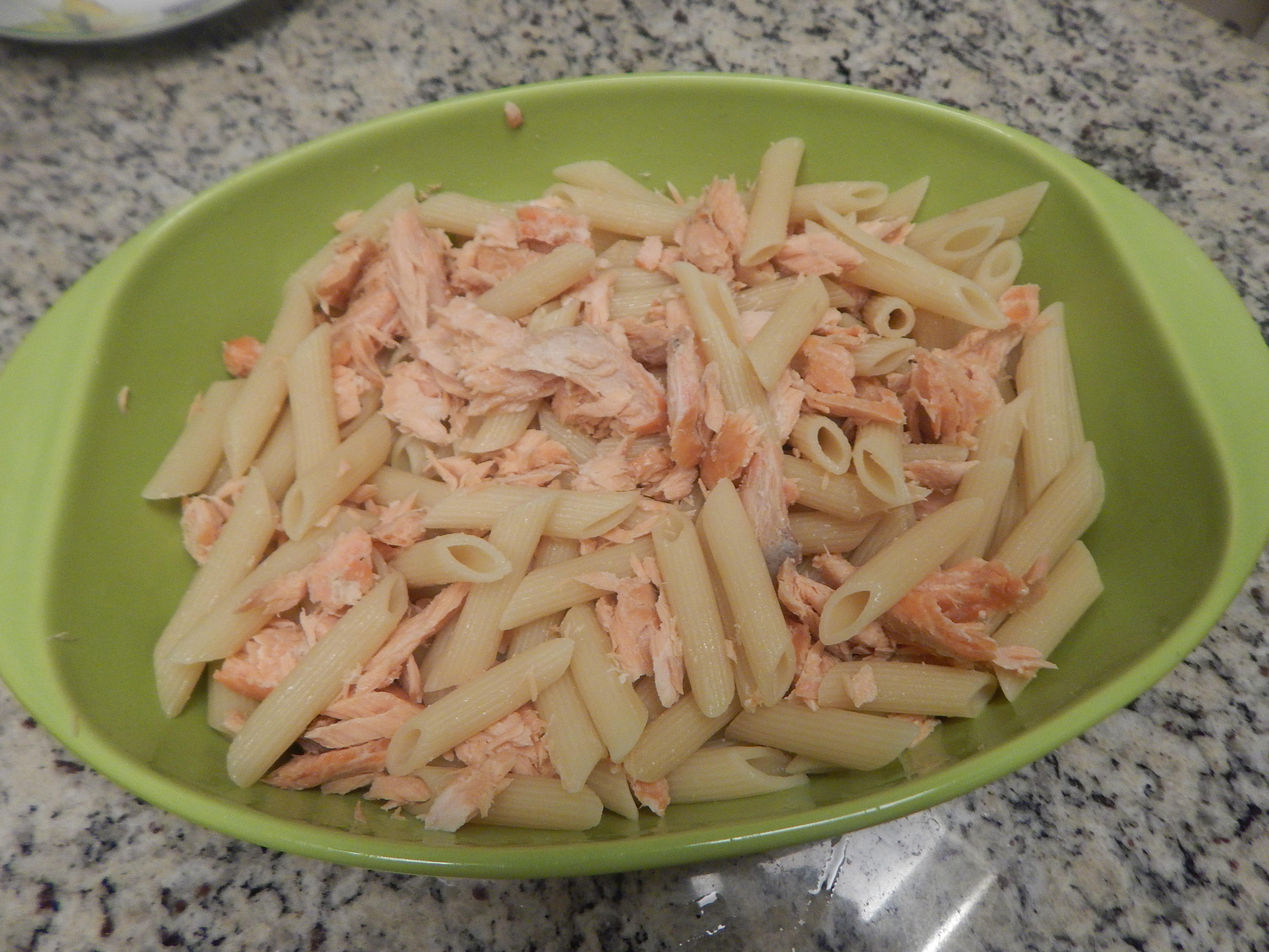 Cozinhe a pasta e misture o salmão já aquecido