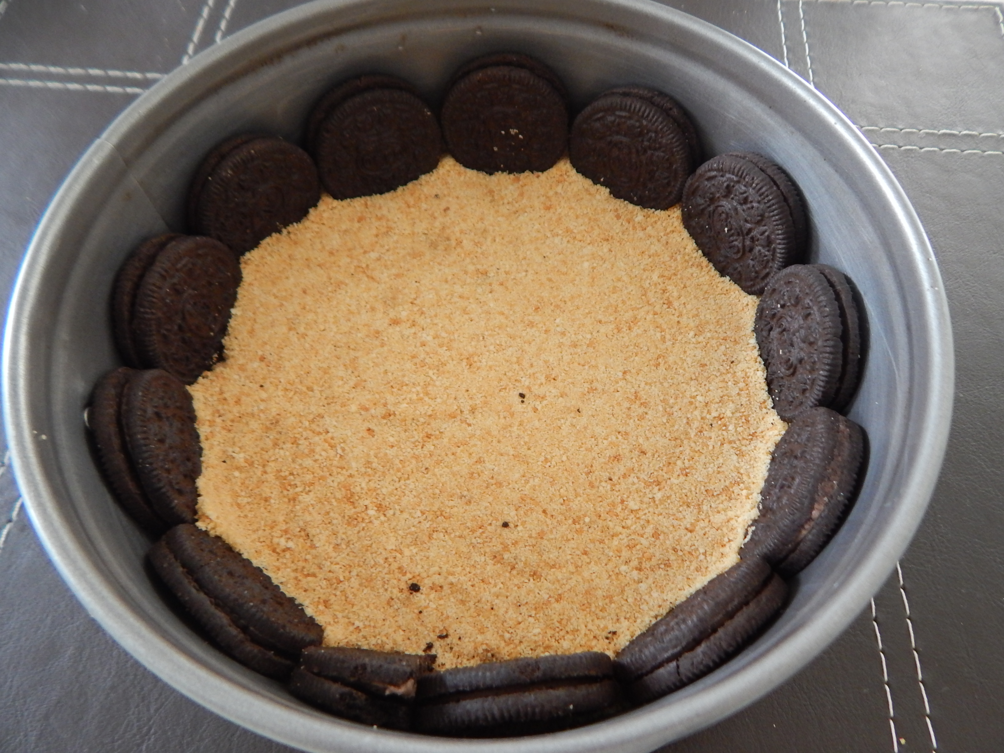 coloque na forma e distribua os biscoitos Oreo