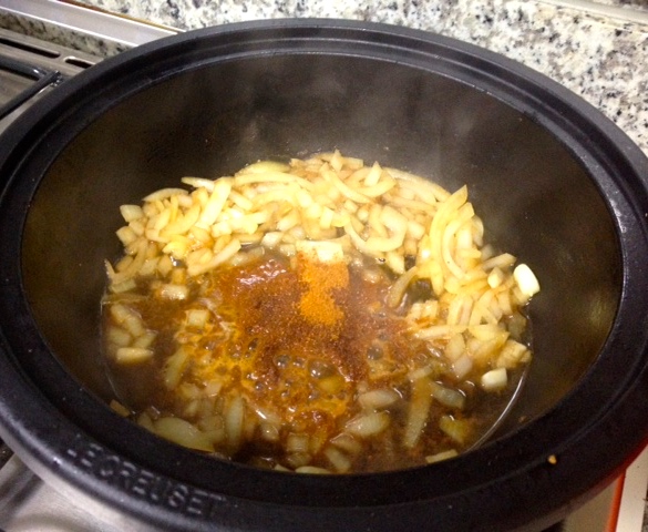 Frite a cebola e o alho