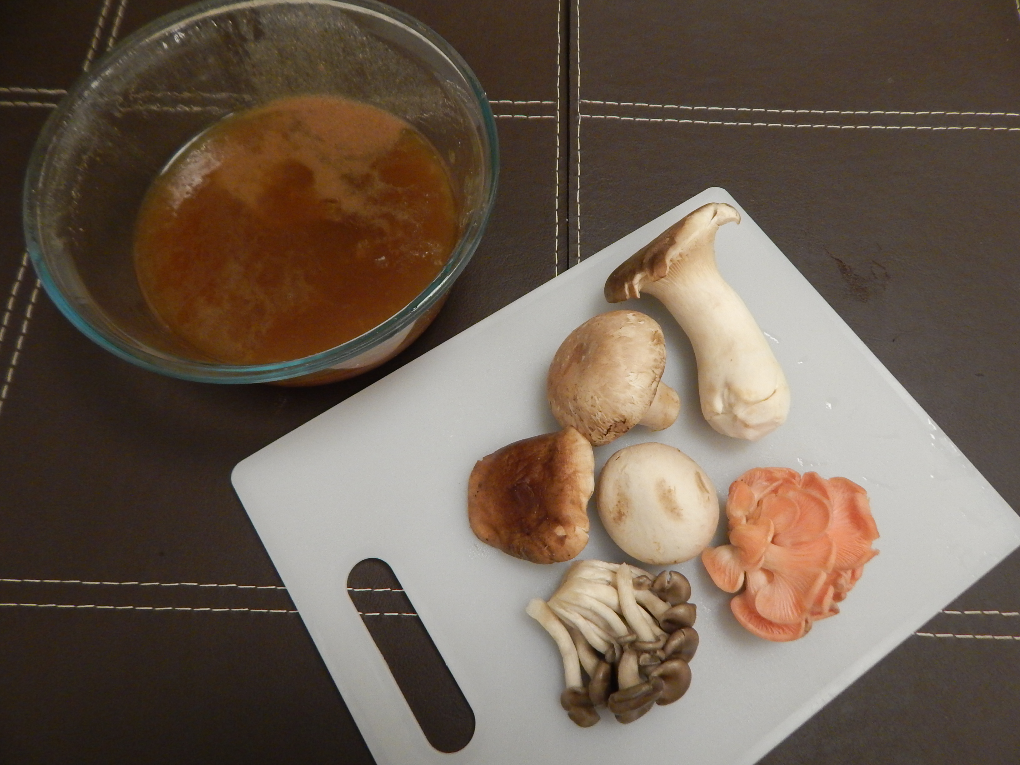 Caldo pronto e cogumelos