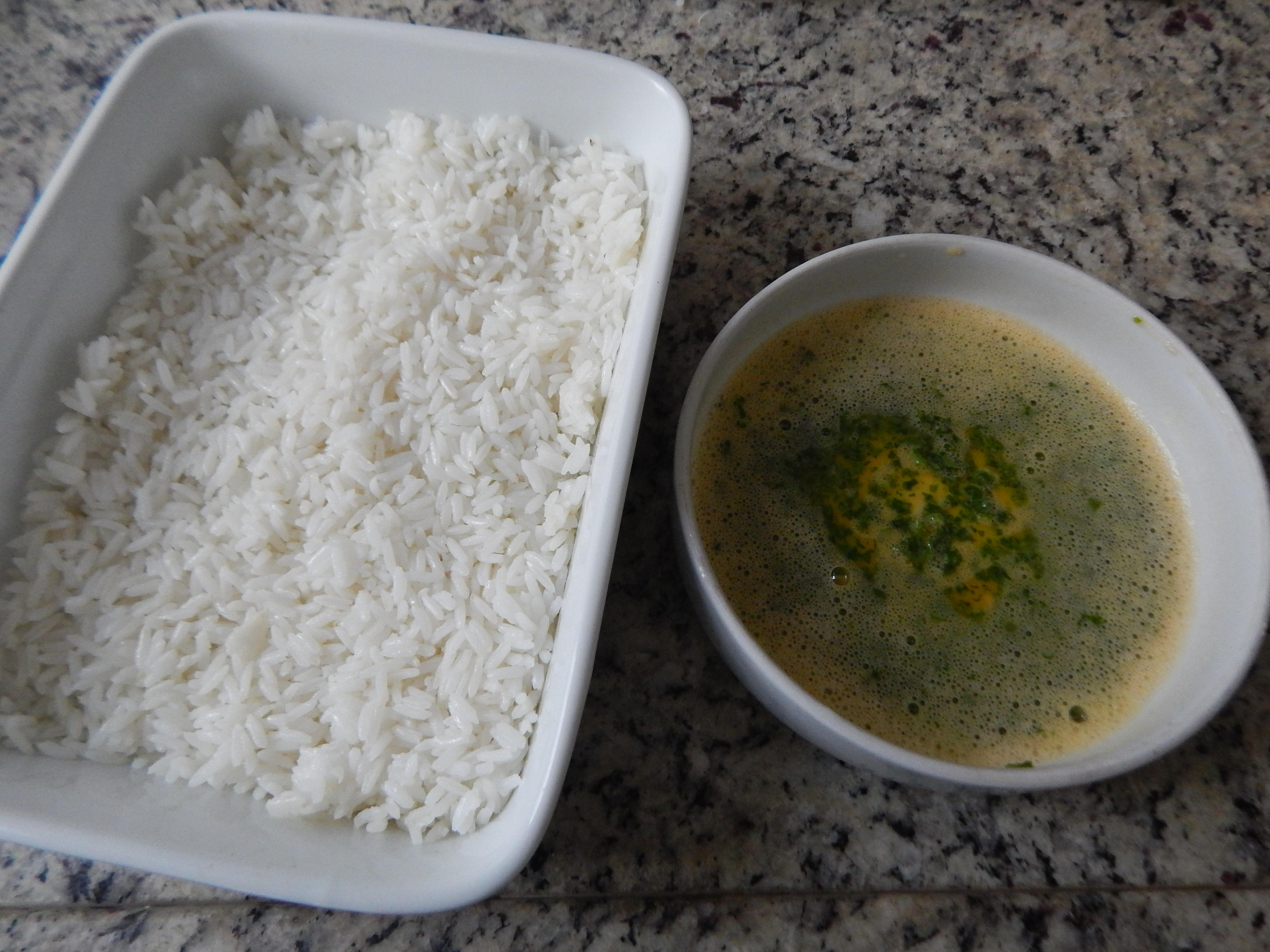 Arroz + ovo batido+ cheiro verde