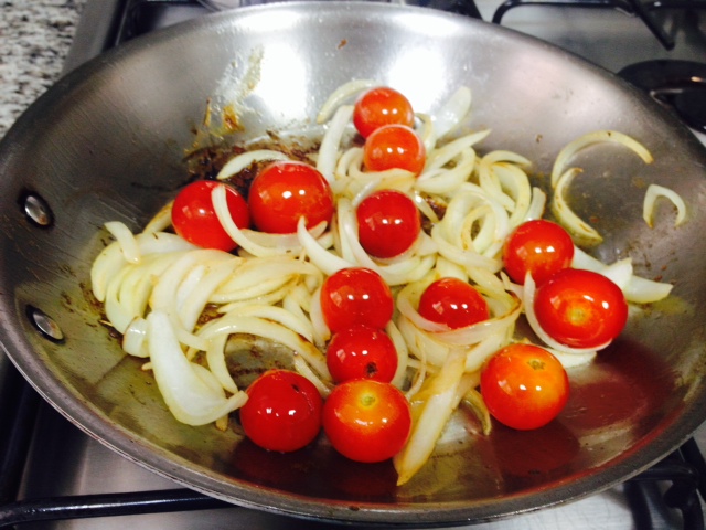 Doure a cebola e os tomates
