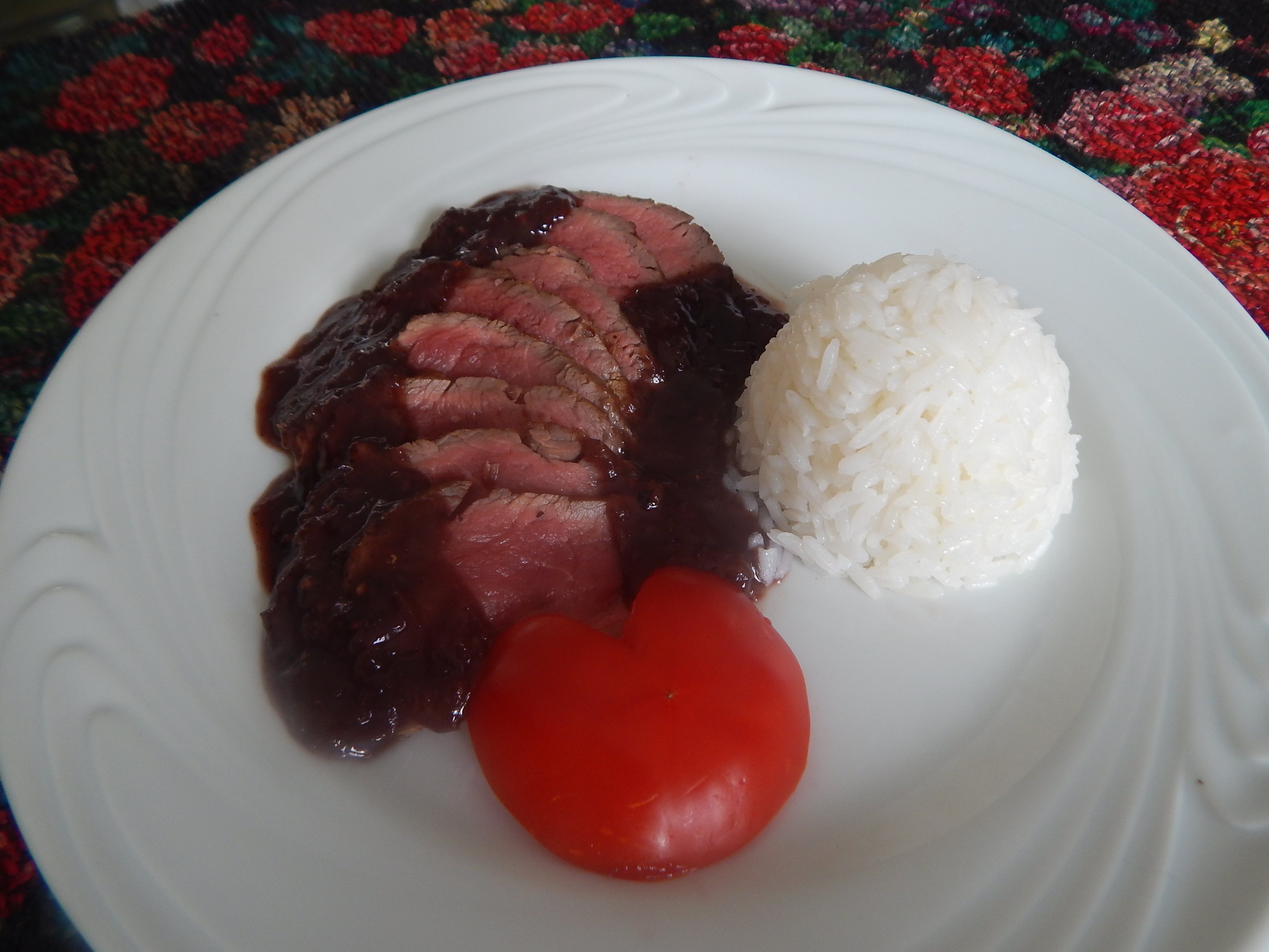 Rosbife ao molho de frutas vermelhas