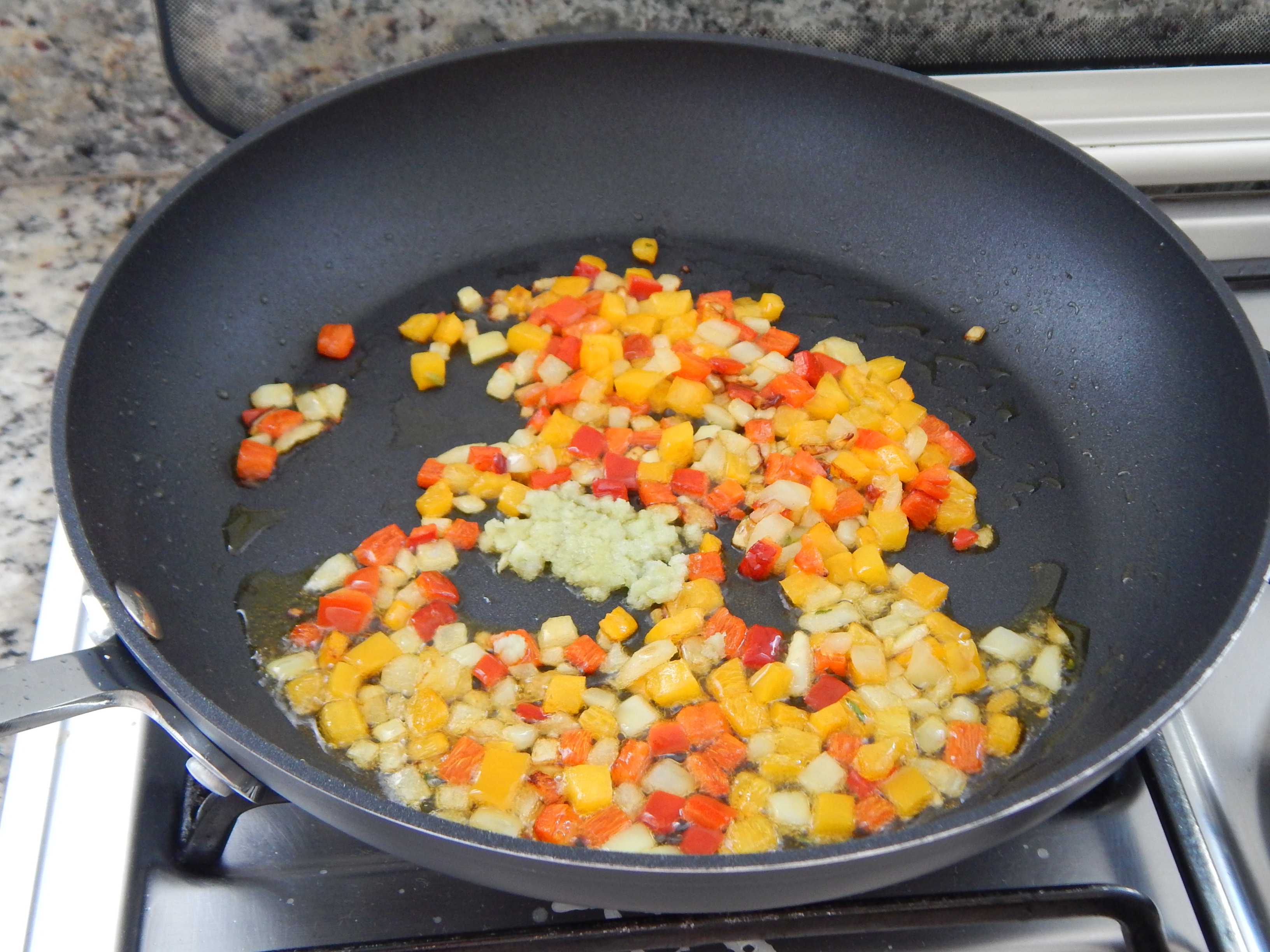 Doure a cebola e os pimentões