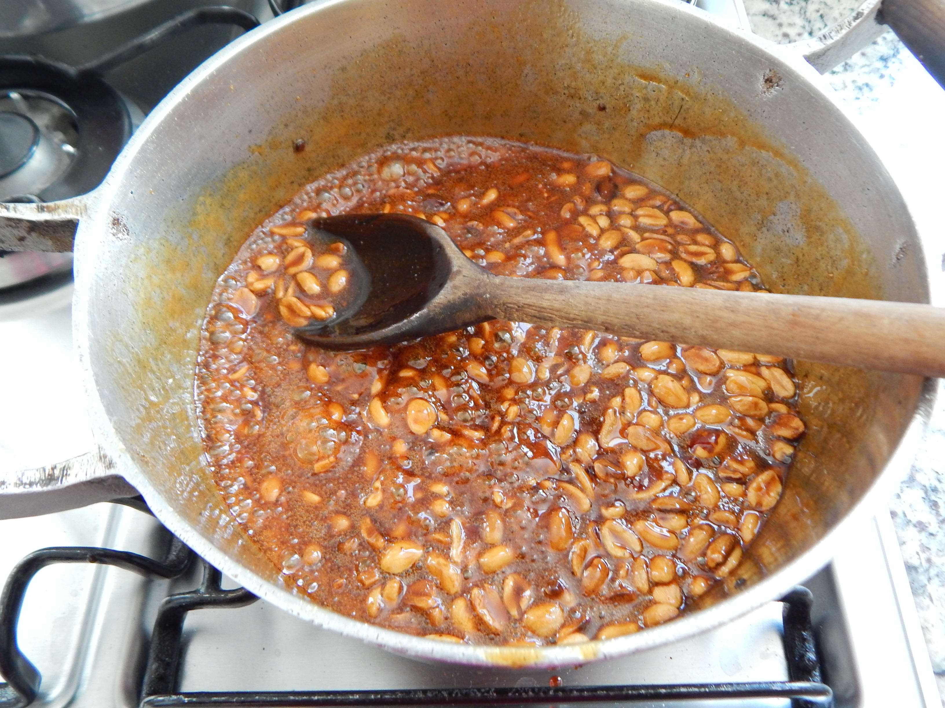 Misture o amendoim à calda de rapadura