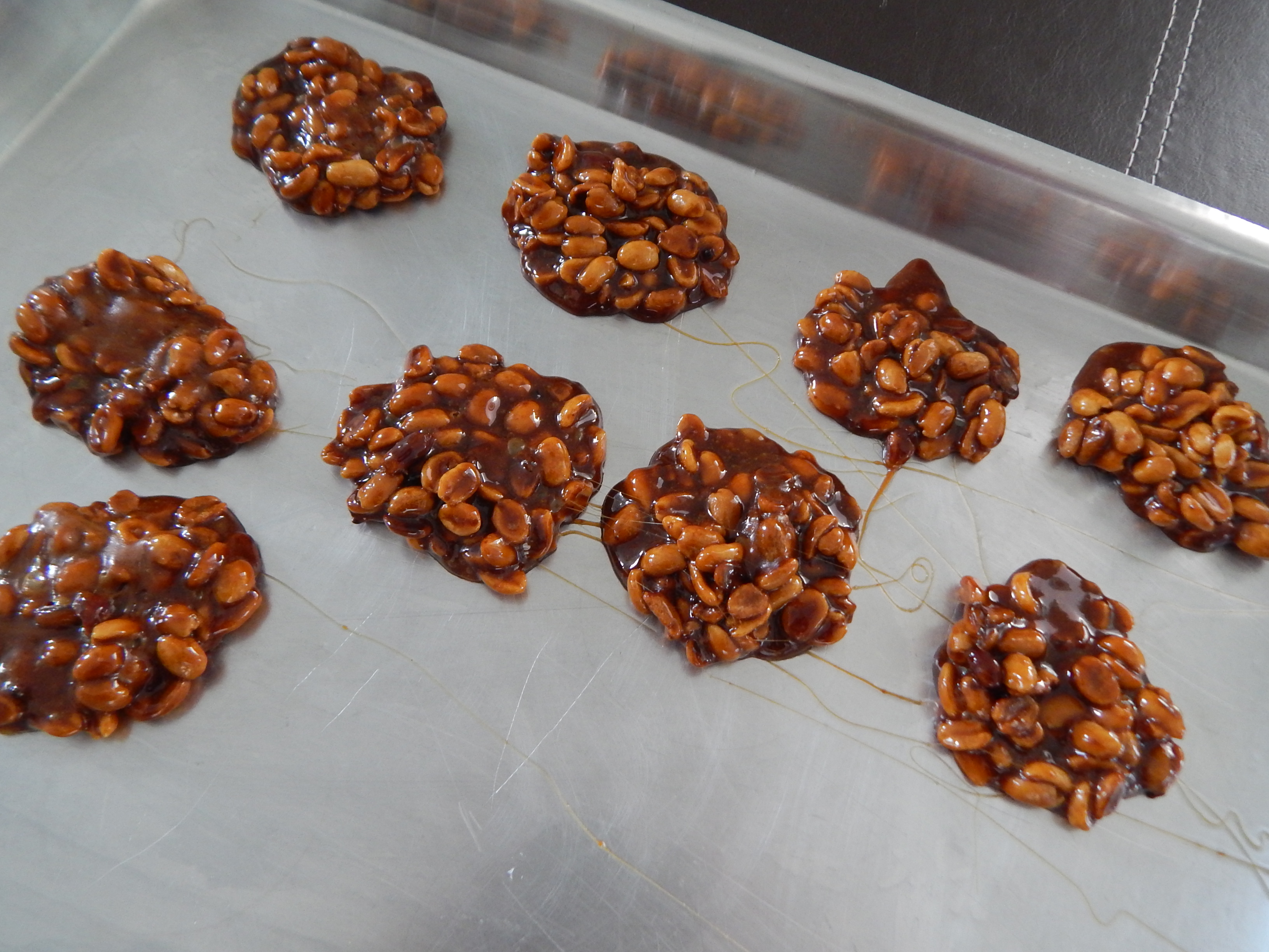 Coloque às colheradas sobre uma superfície untada