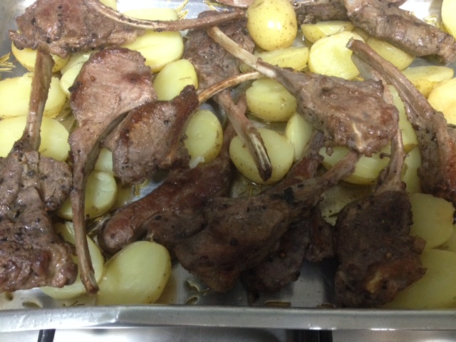 Disponha na assadeira com as batatas