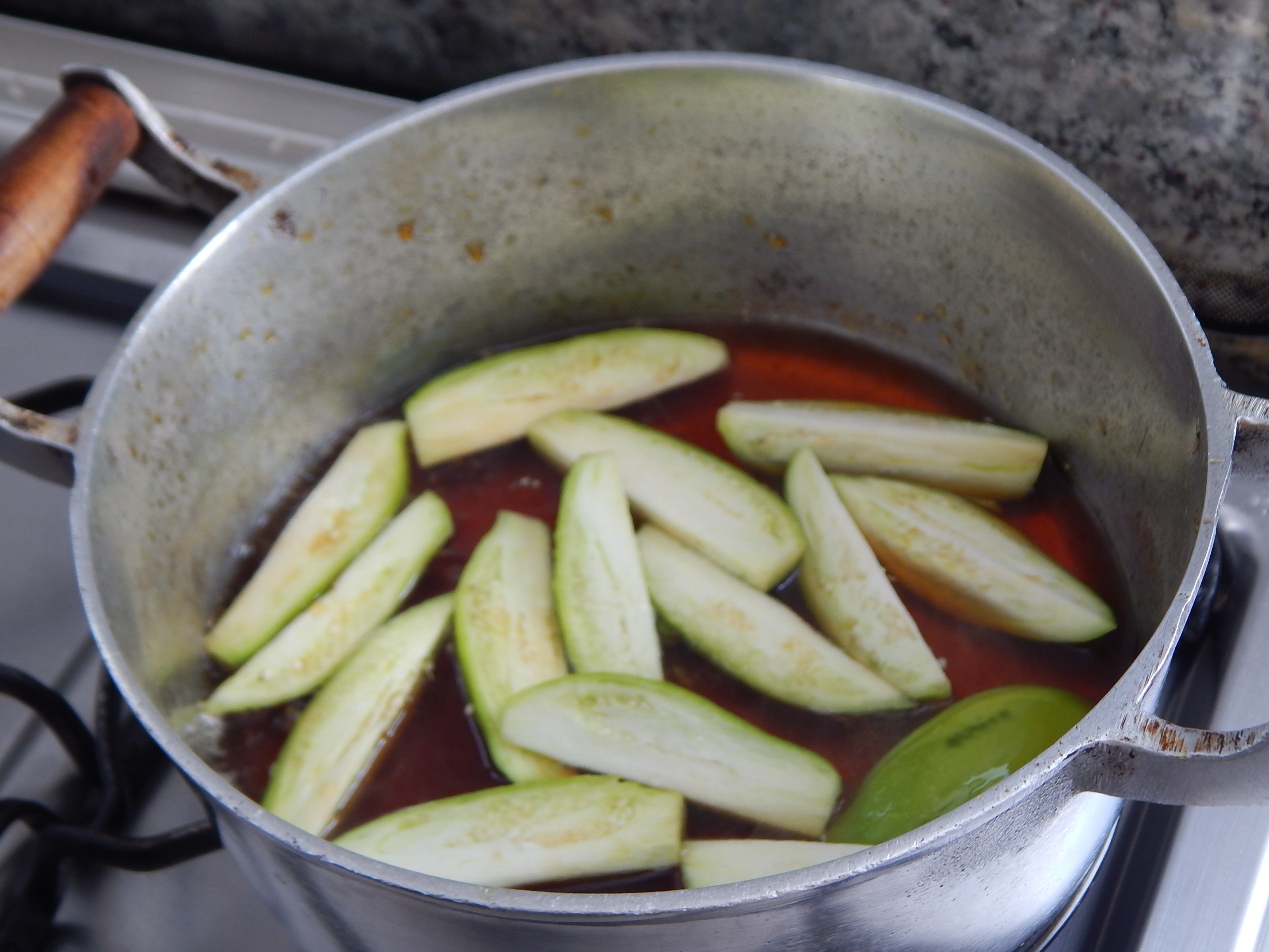Junte o jiló cortado e deixe até amaciar