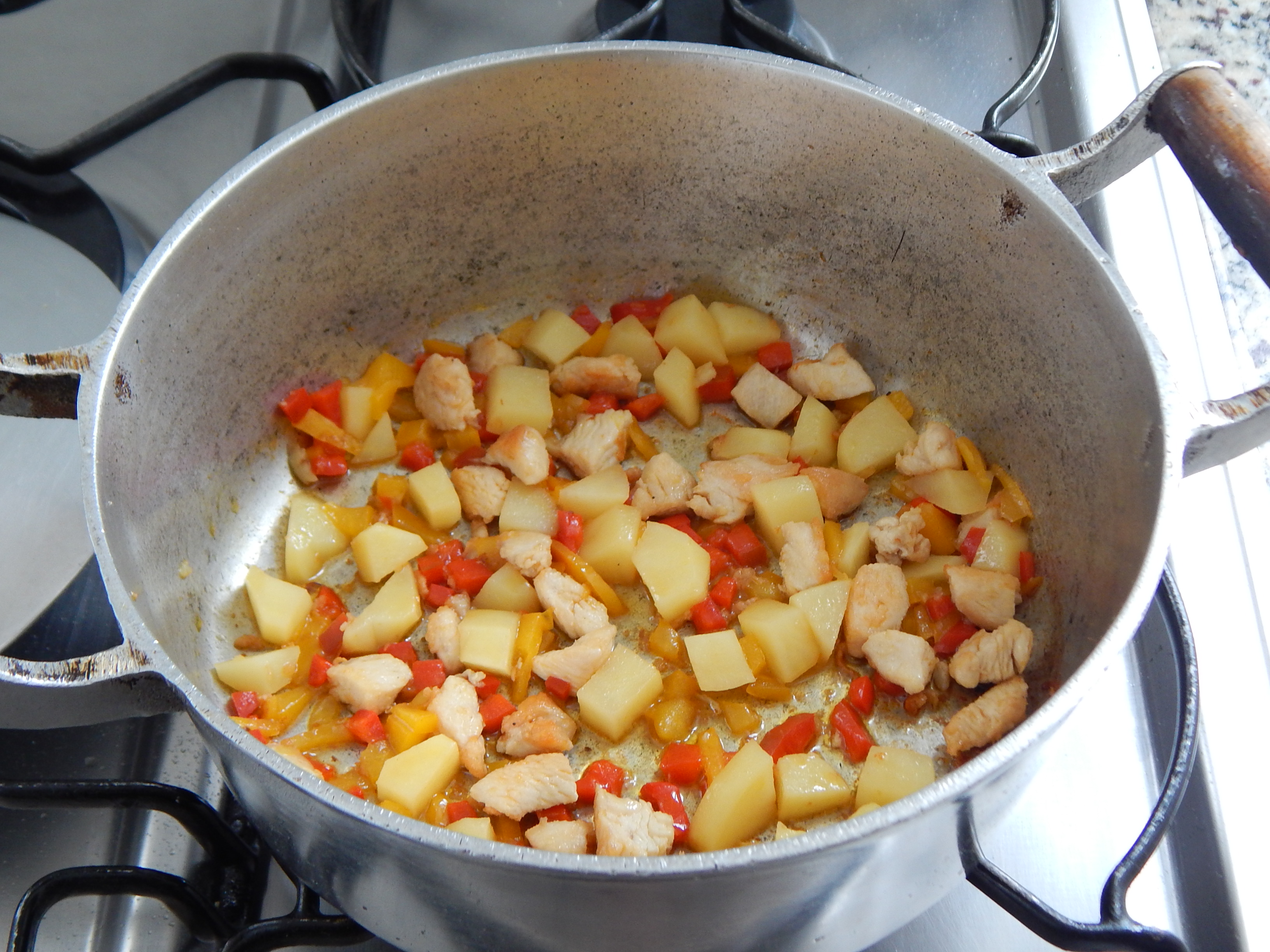 Junte batata e pimentões