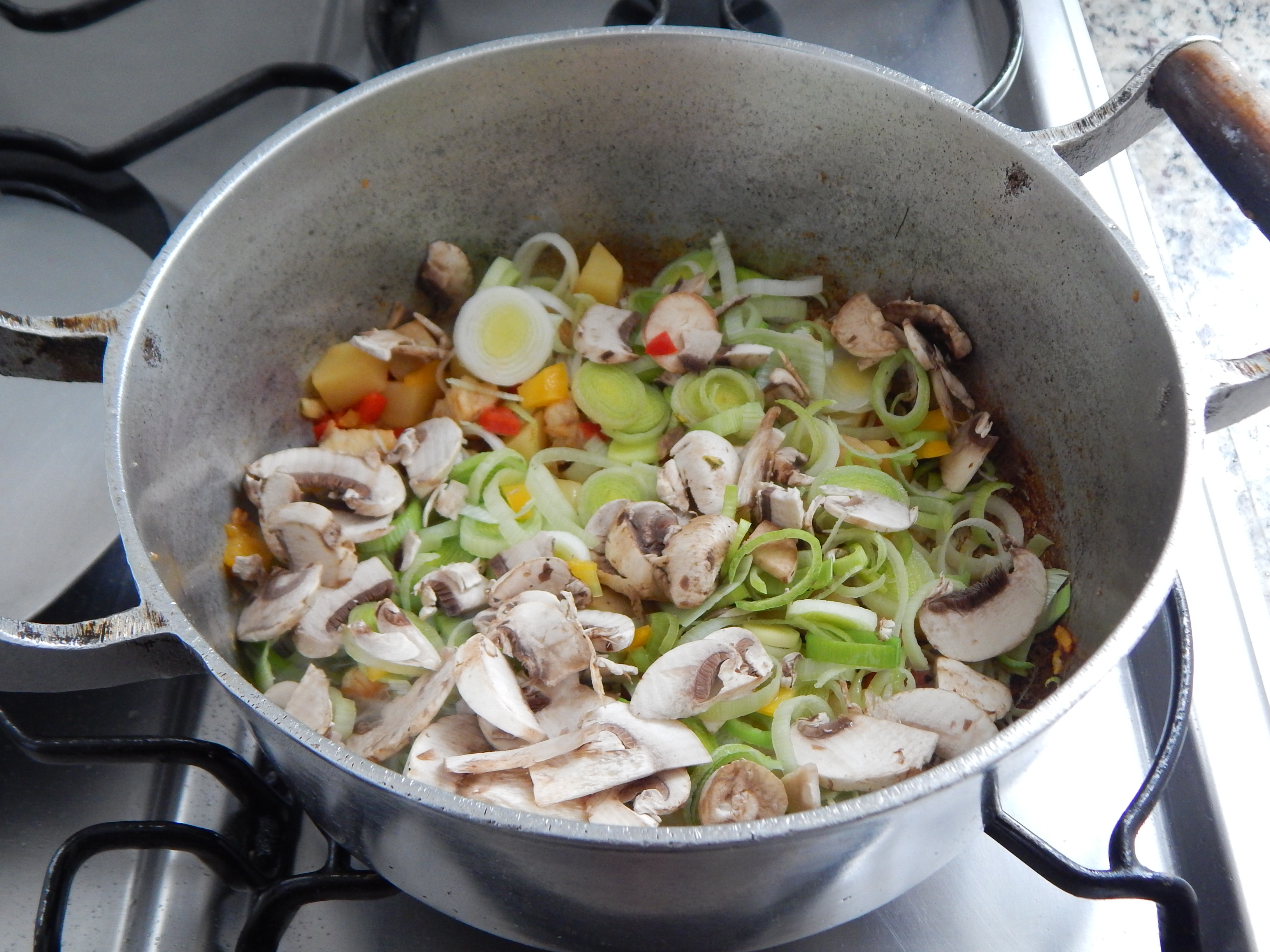 Junte alho poró e cogumelo