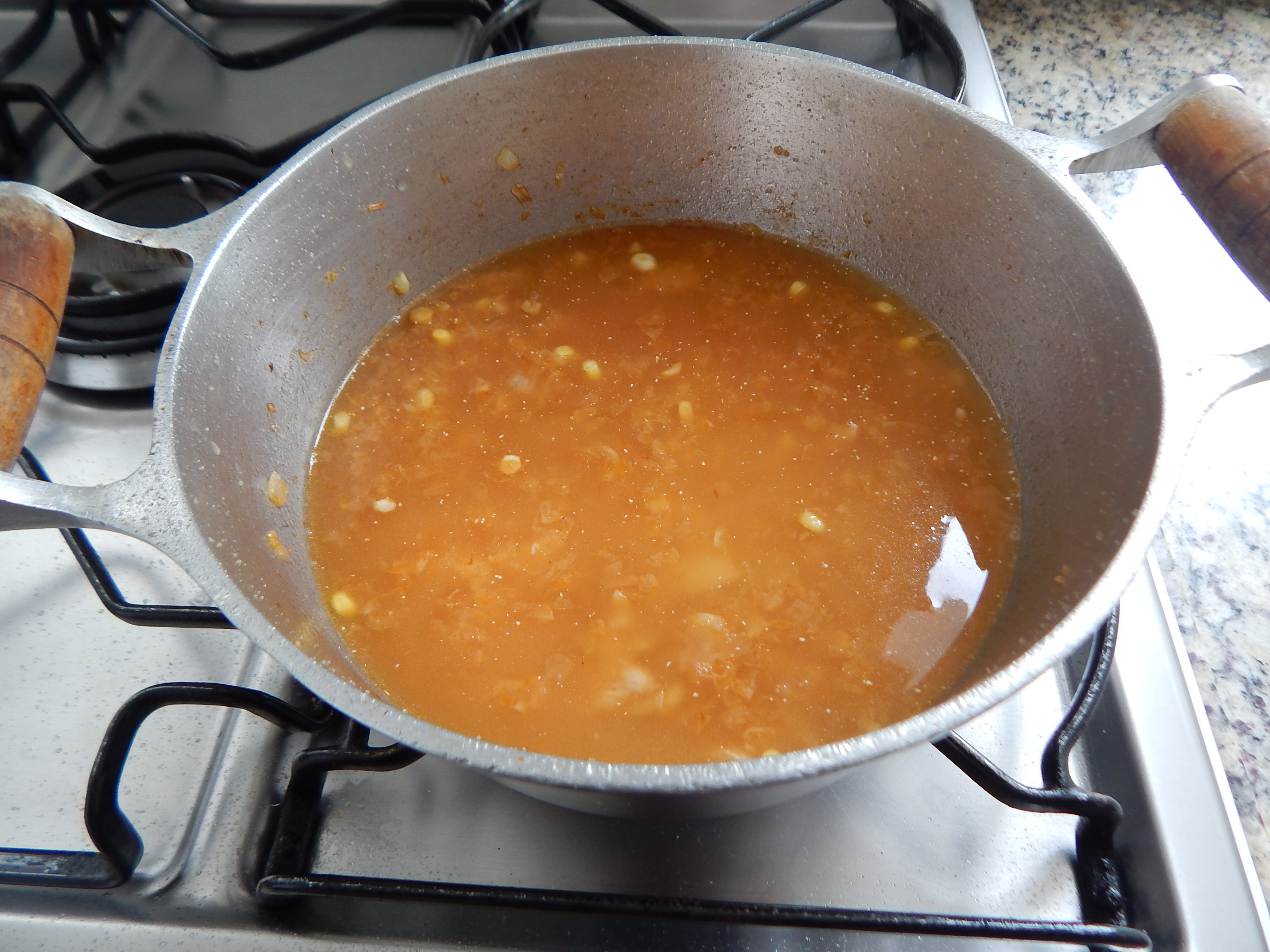 Junte a água e o caldo de fubá