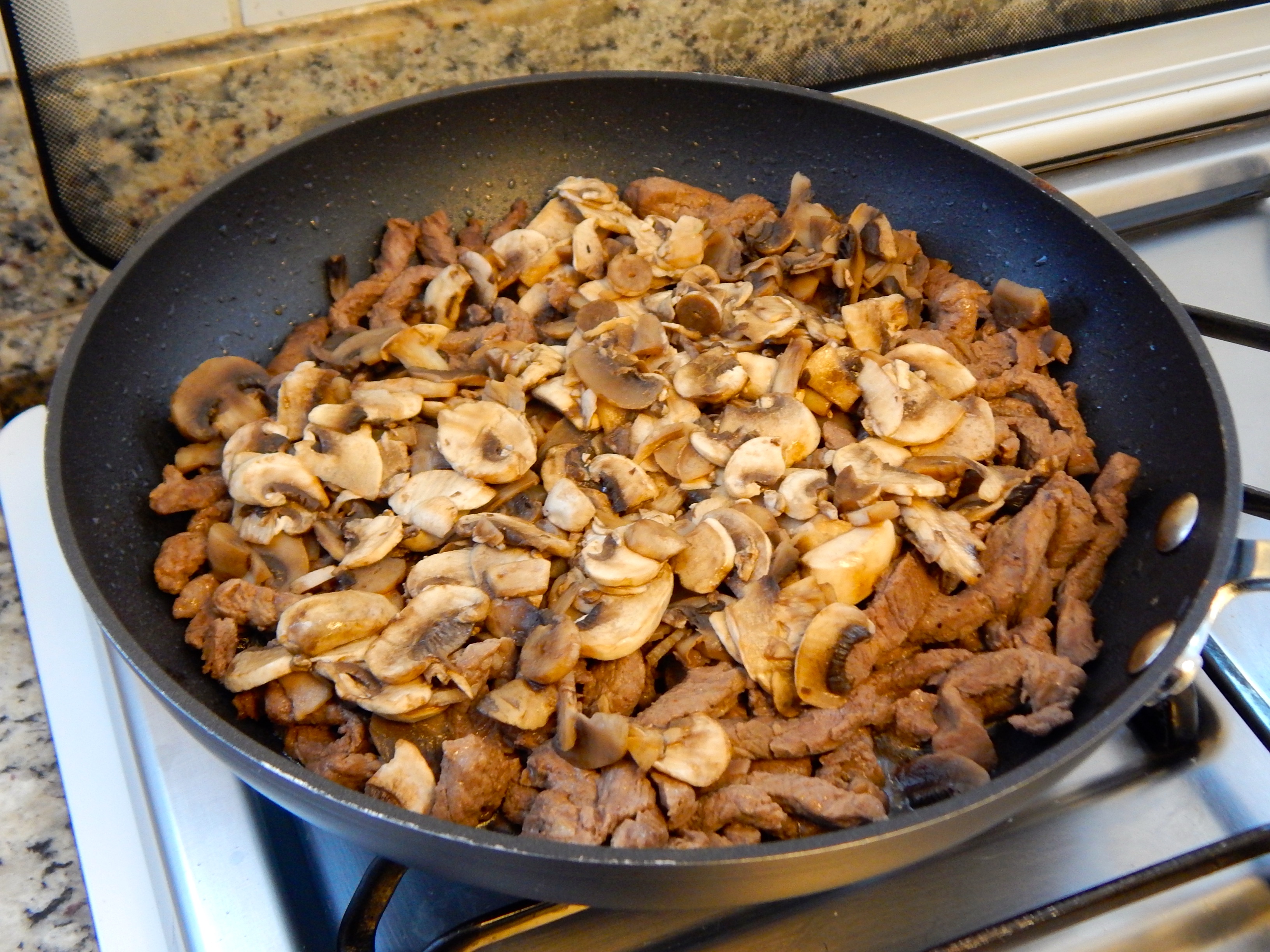 volte com o caldo e junte os cogumelos