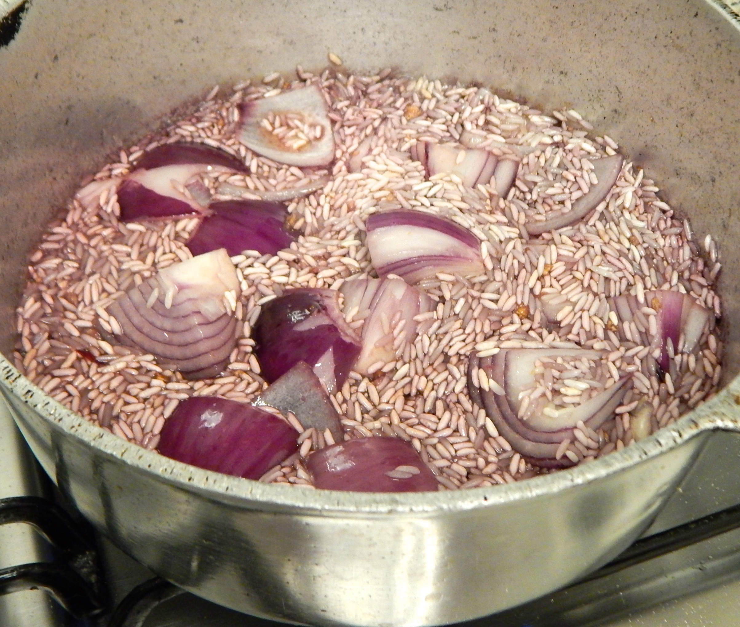 Frite o arroz e as cebolas