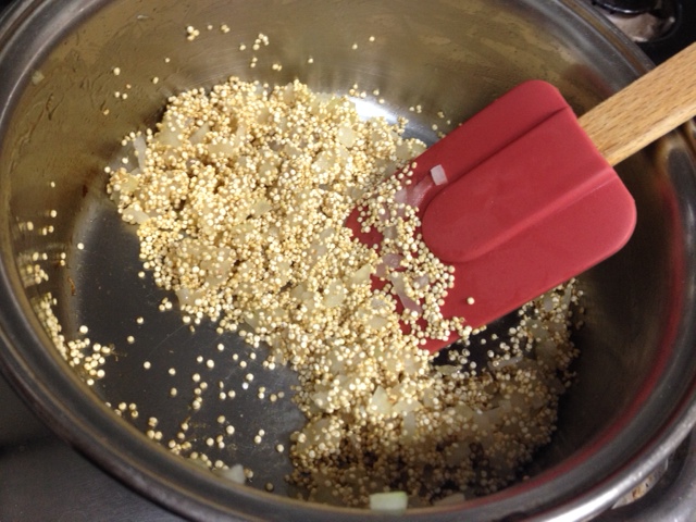 Doure a cebola e junte a quinoa