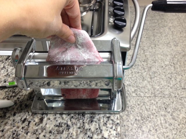 Passe a massa na máquina até obter tiras finas