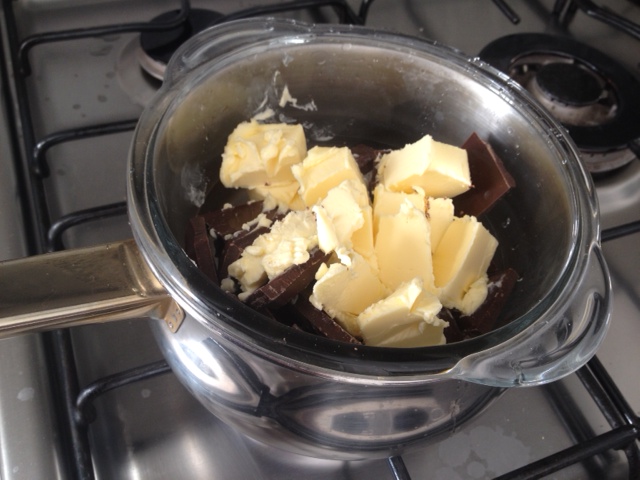 Derreta manteiga e chocolate no banho-maria