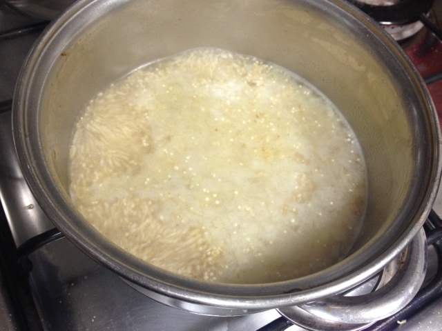 Cubra com água quente e junte o trigo.