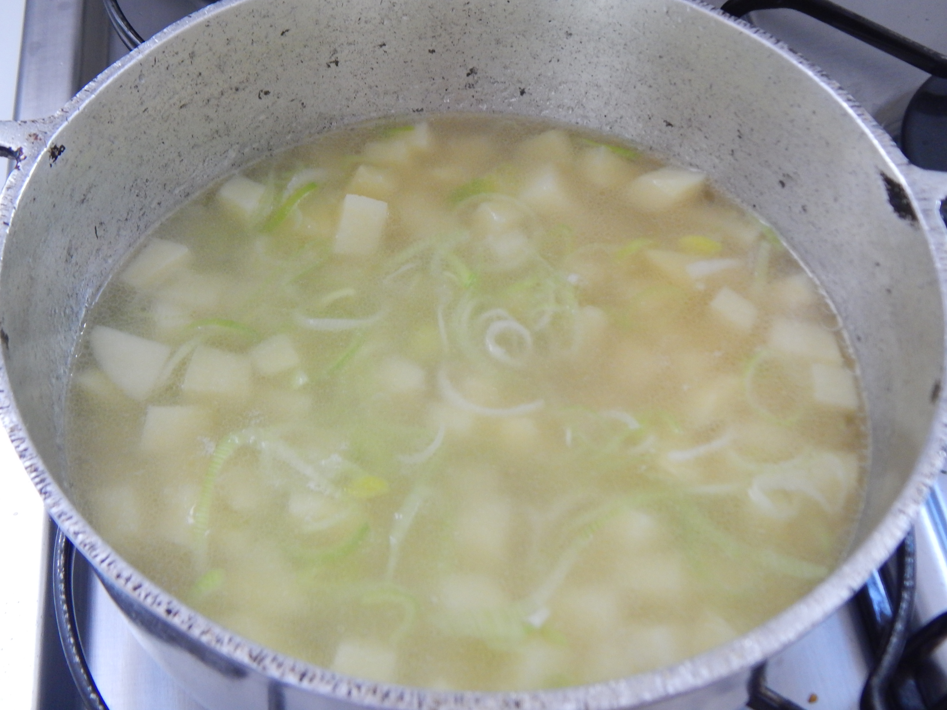 Refogue alho poró e batata, junte água quente