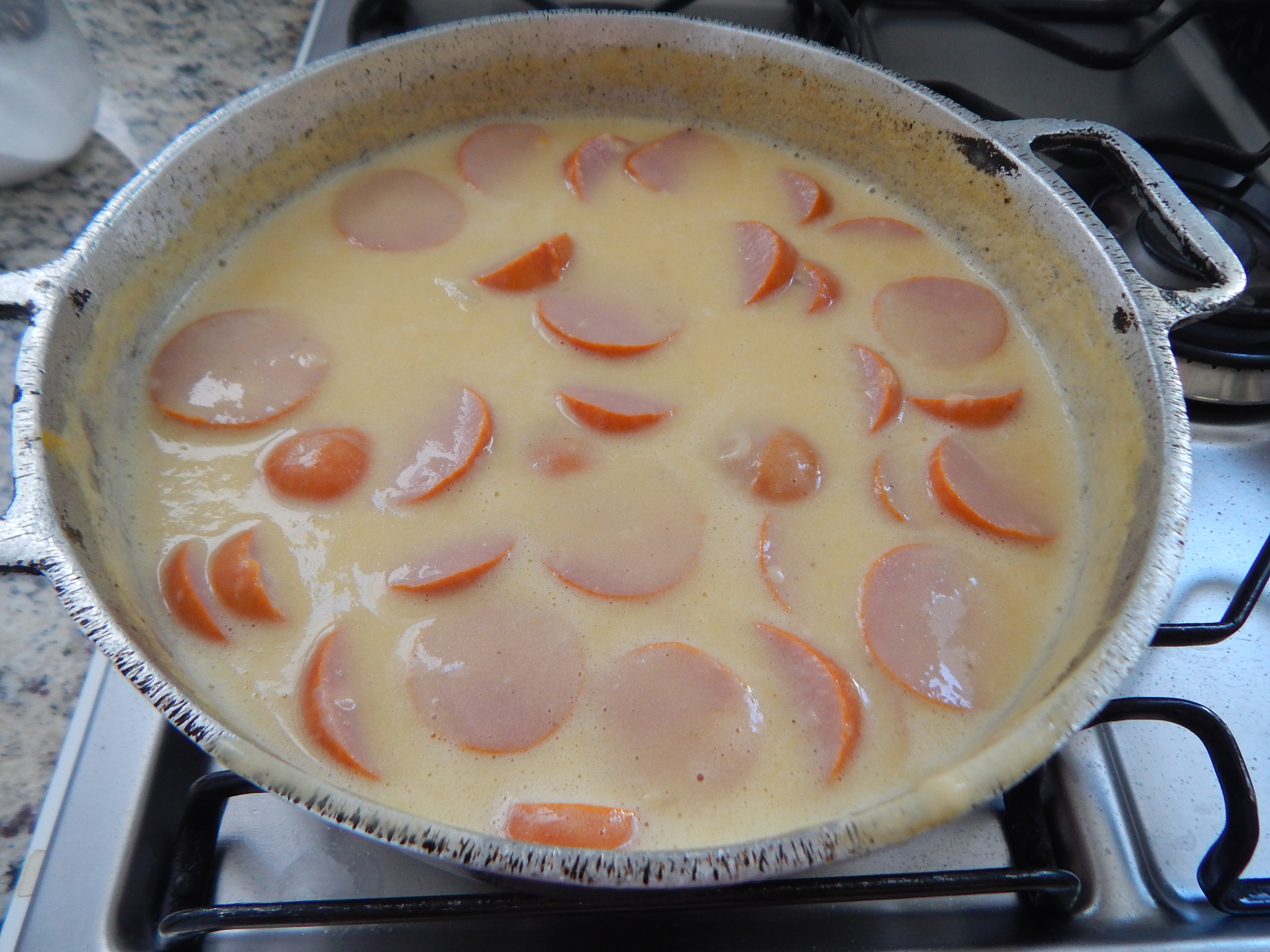 Bata a batata, junte o queijo e o salsichão