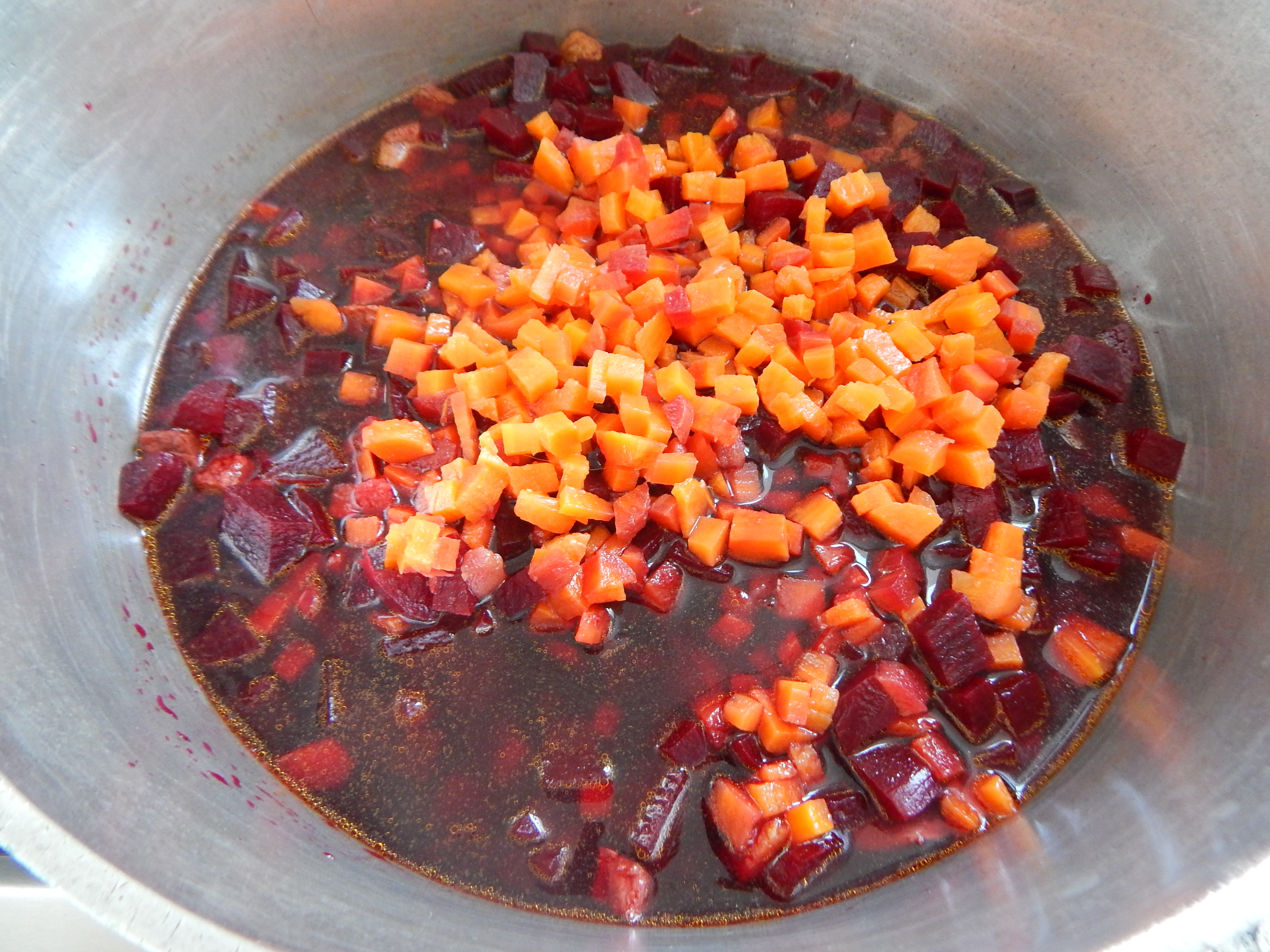 Junte a beterraba, a cenoura e o caldo