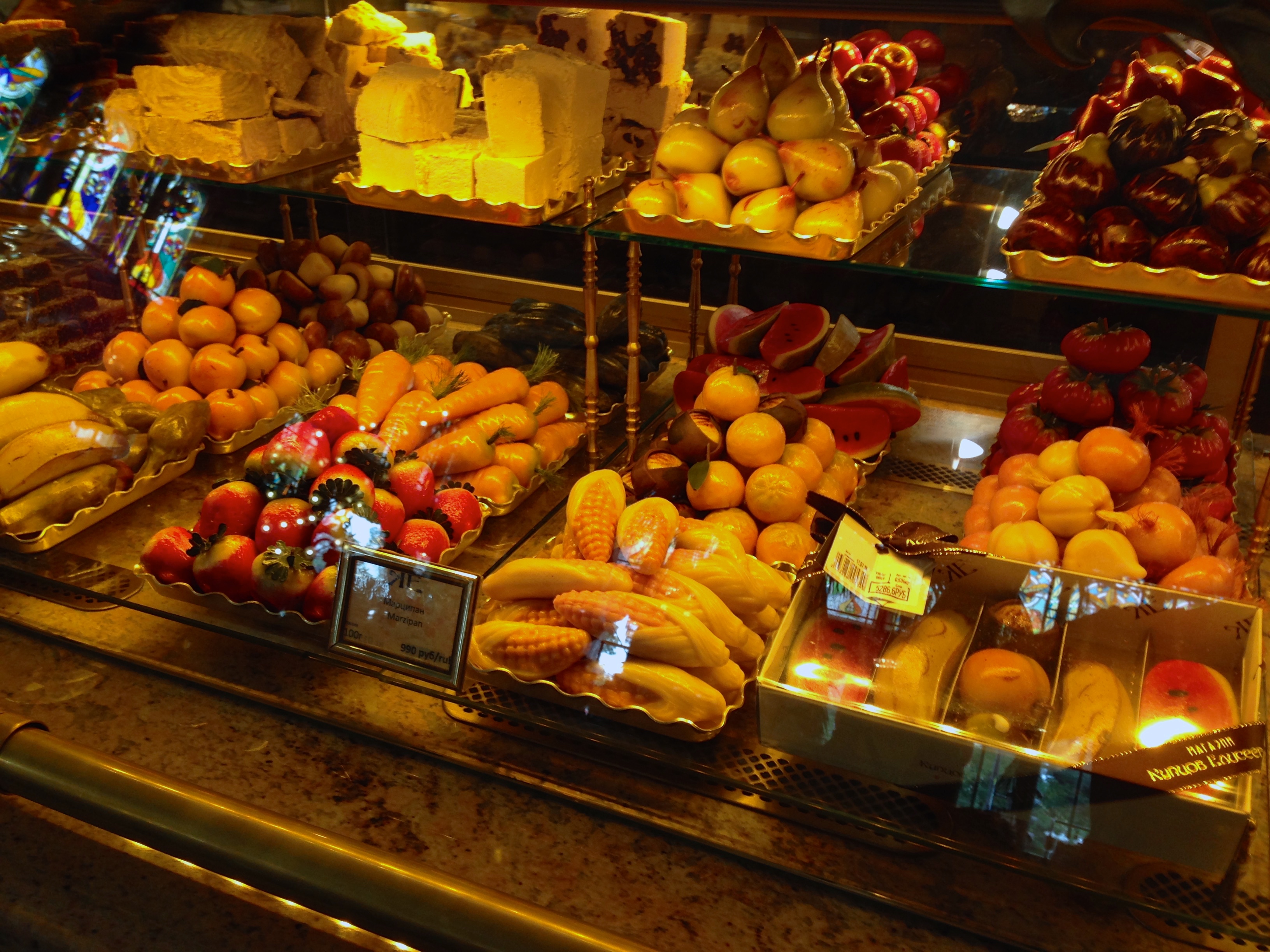 marzipãs ( docinhos de pasta de amêndoas)