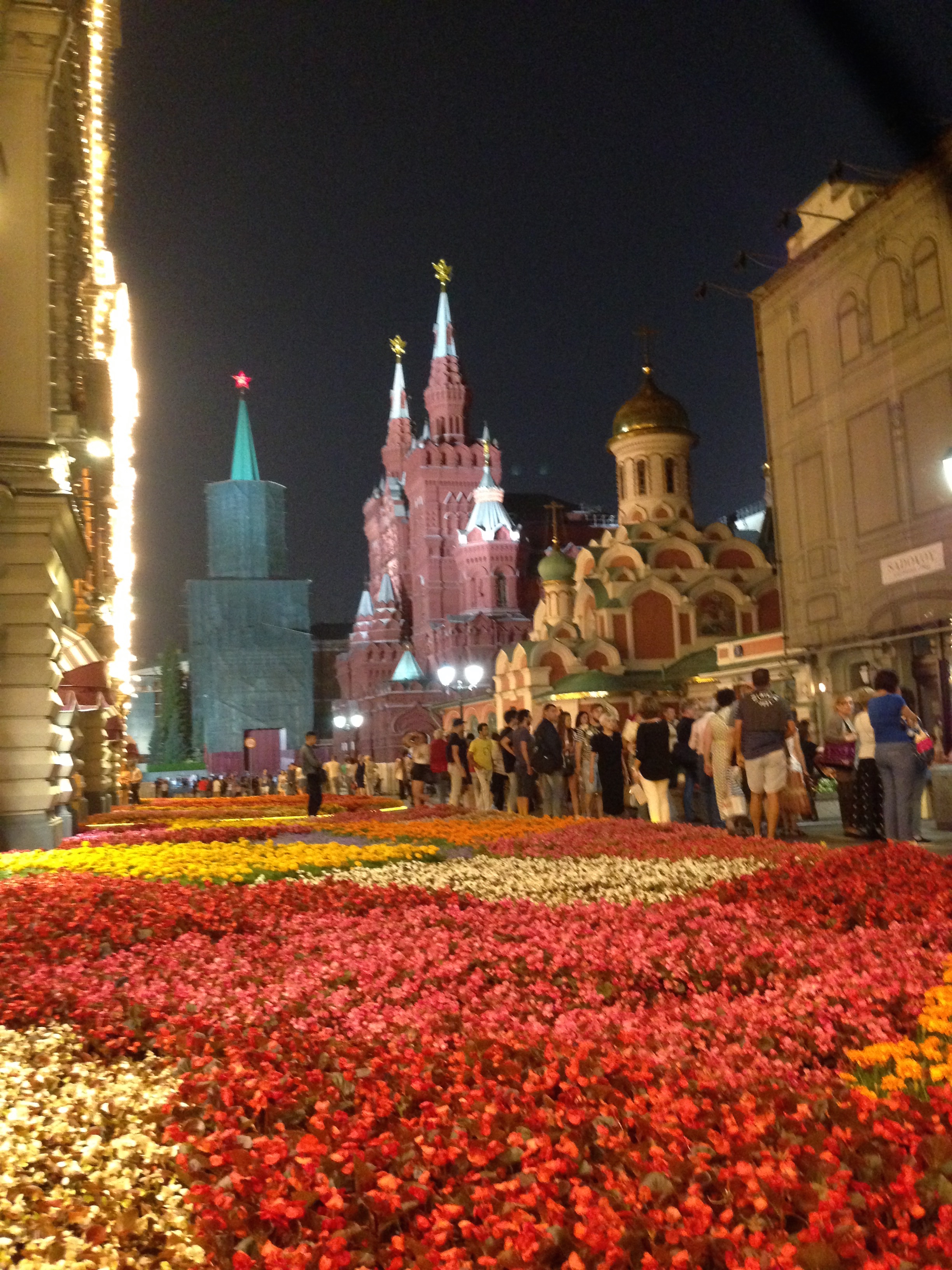 Rua Nikolskaya com Museu Histórico ao fundo