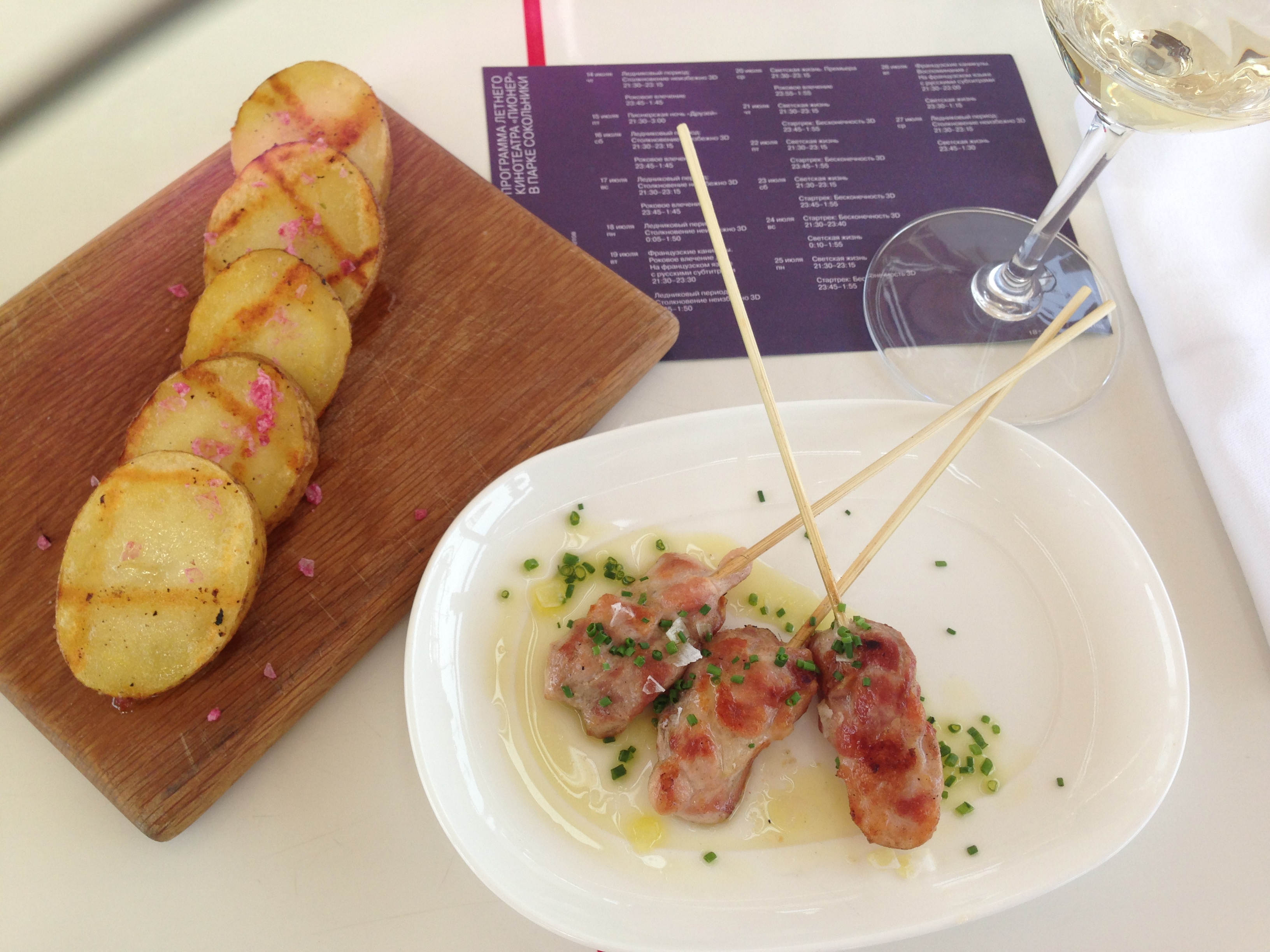 Espetinho de frango e batatas