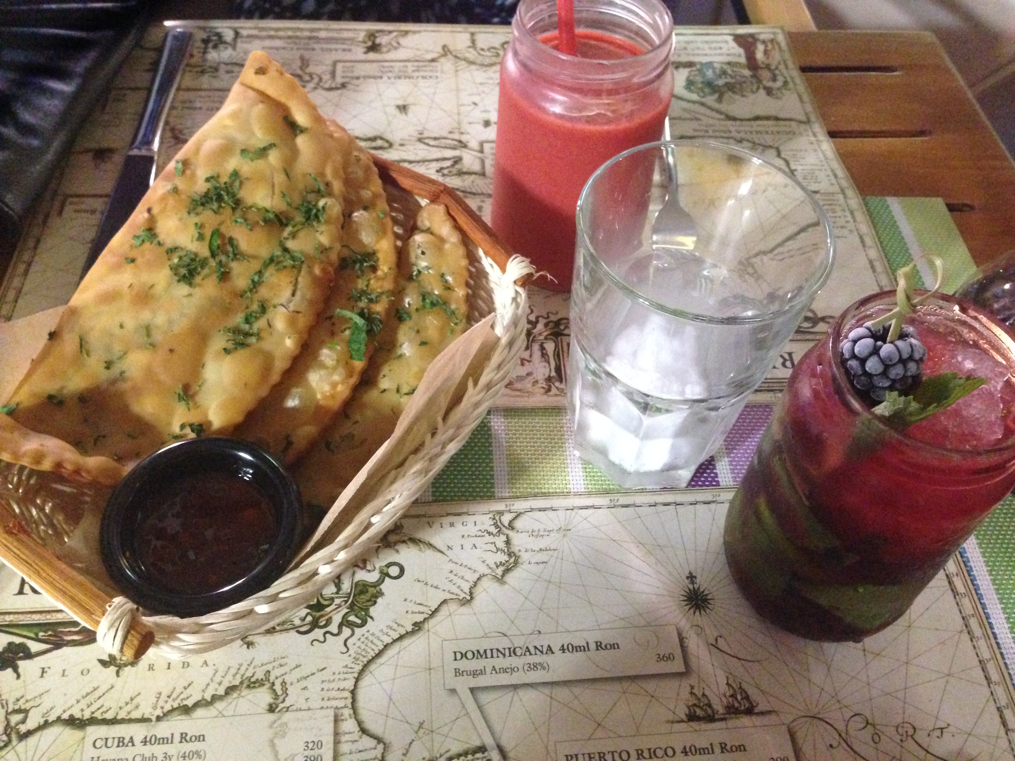 Pastel frito em bar temático caribenho