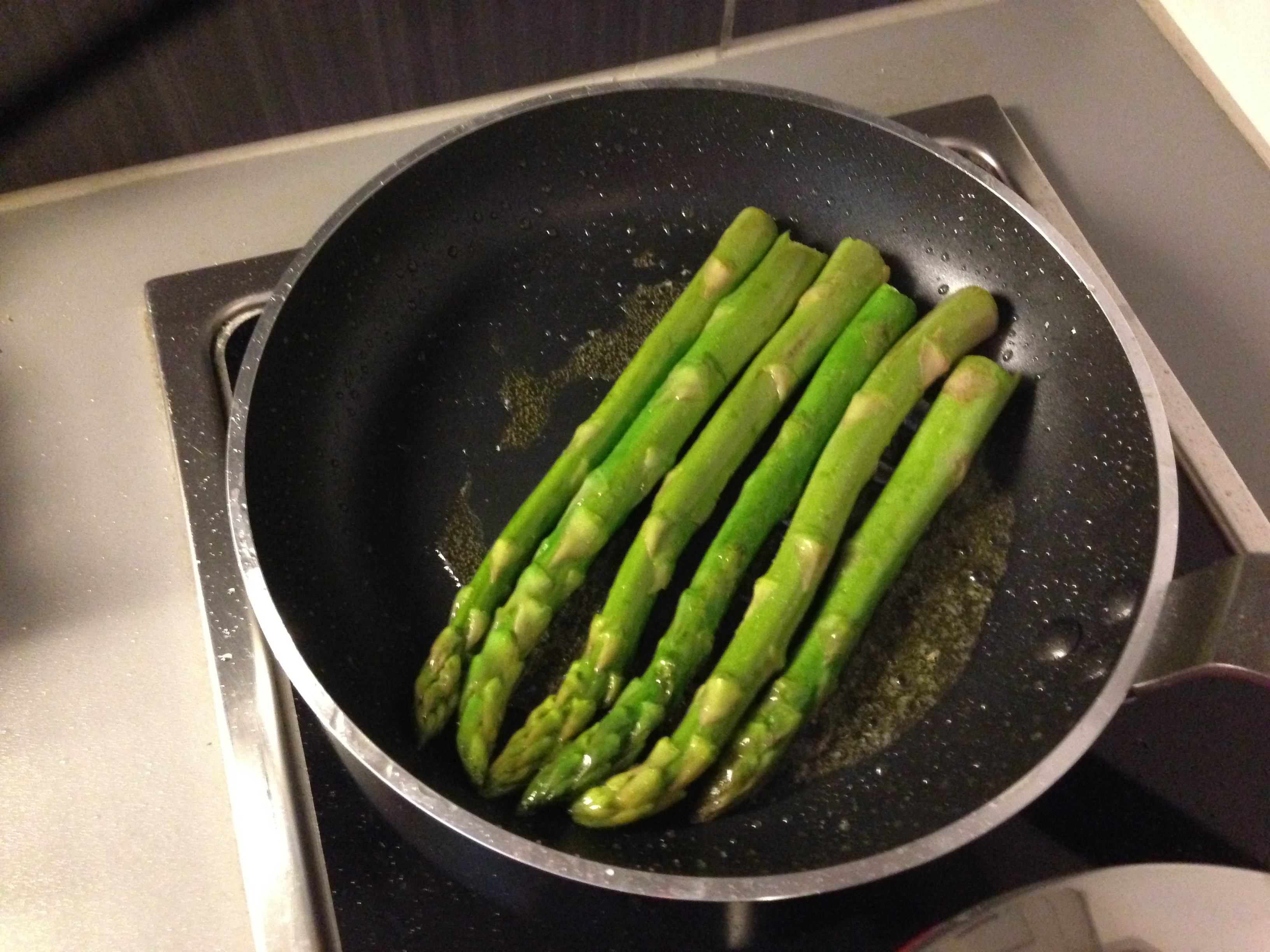 Passe os aspargos na mesma frigideira