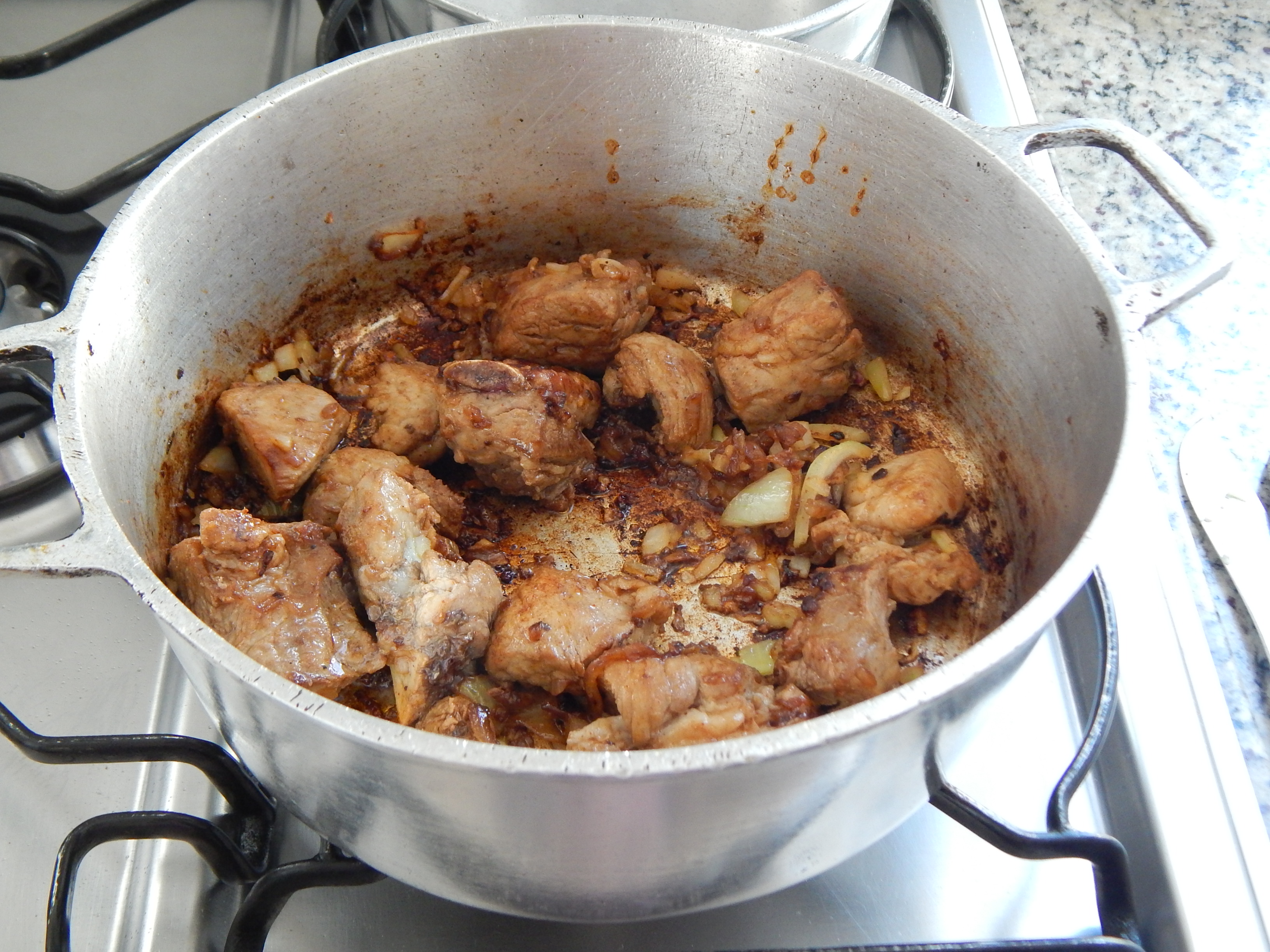 Doure as costelinhas no sal com alho e cebola