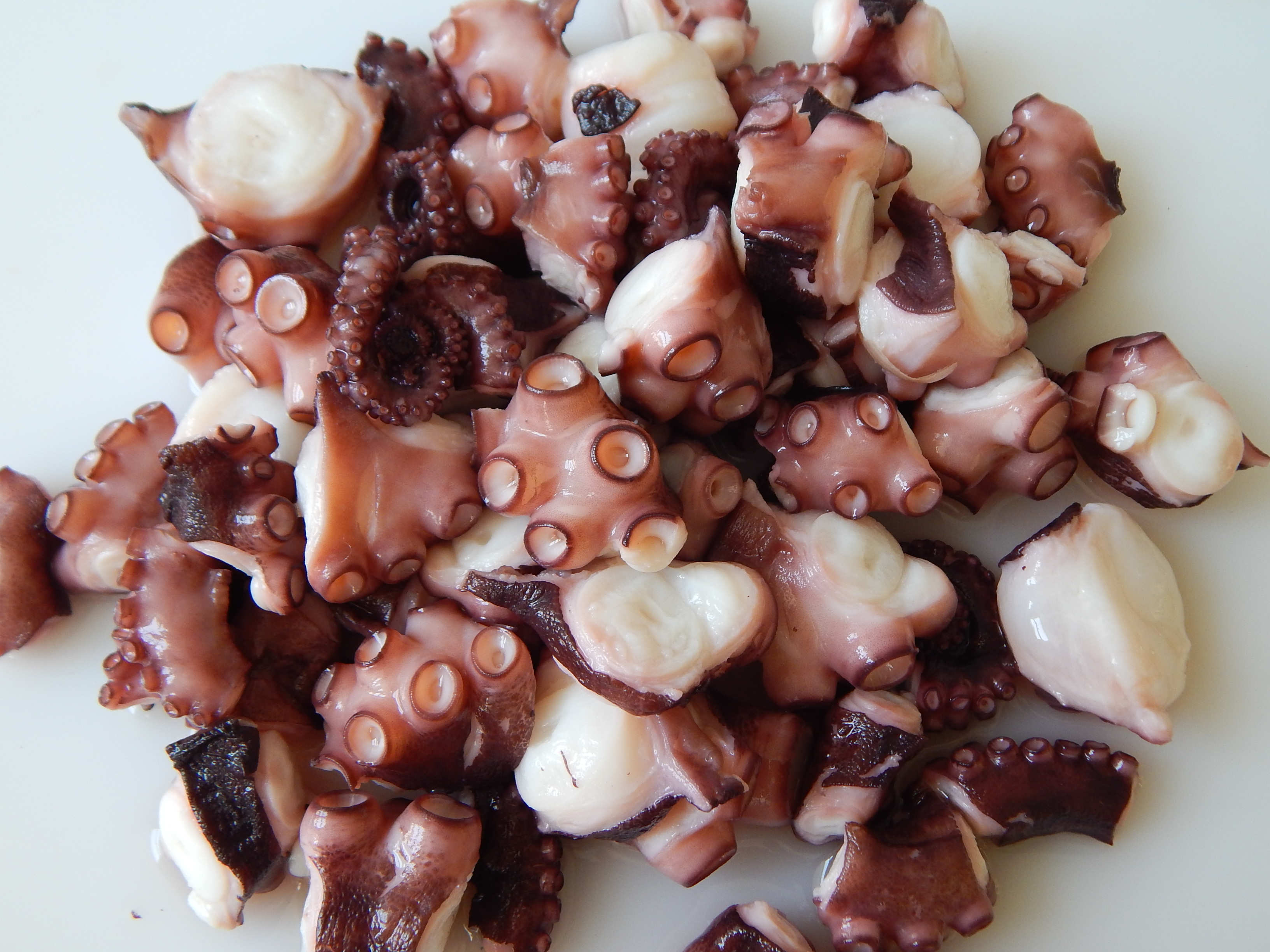 Ainda morno, corte-o com uma tesoura