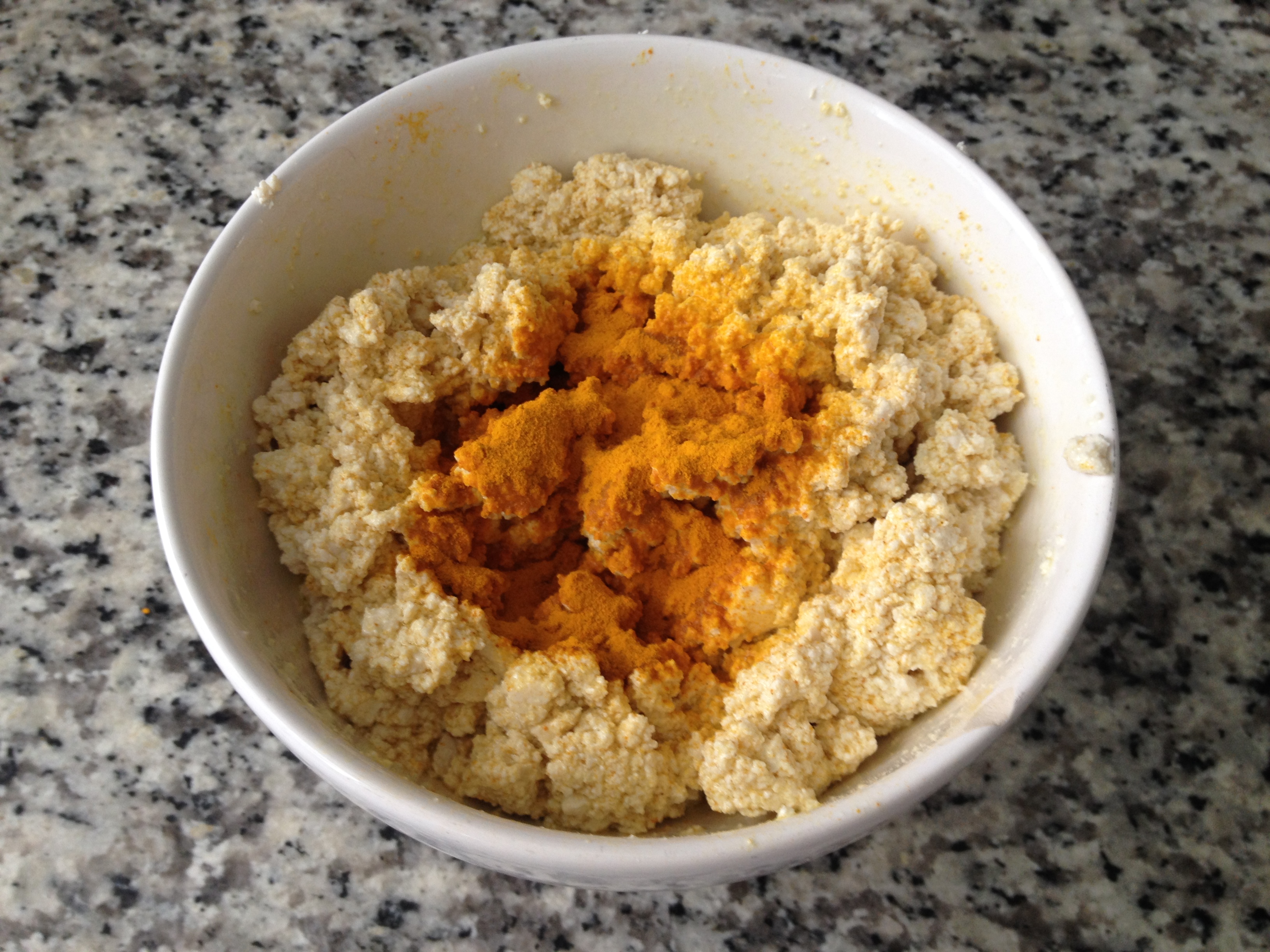 Misture o tofú com o açafrão