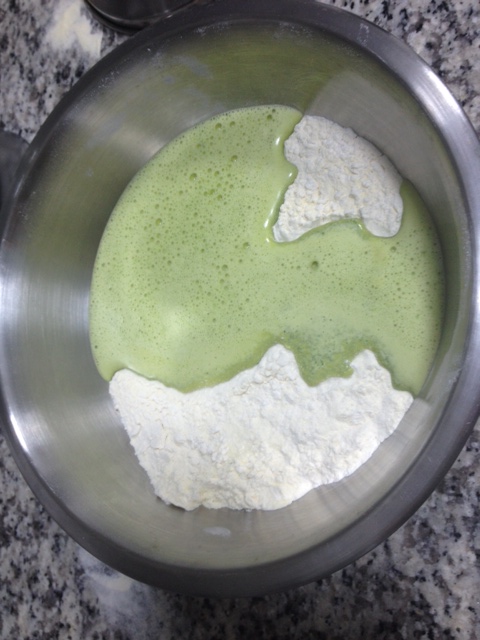 Misture a pasta de espinafre à farinha