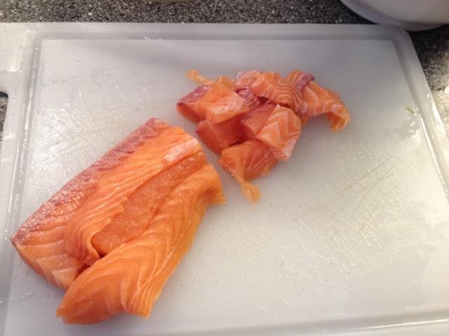 Salmão cortado em cubos